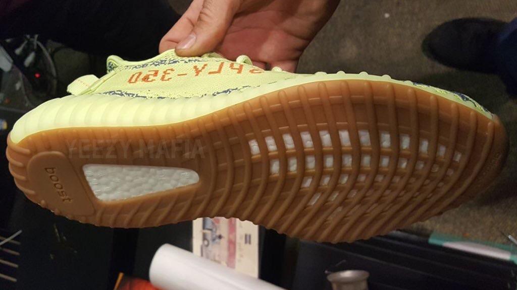 [DICUSSION] Yeezy 350 v2 Semi Frozen Yellow has gum sole ? 🤔 r/Sneakers