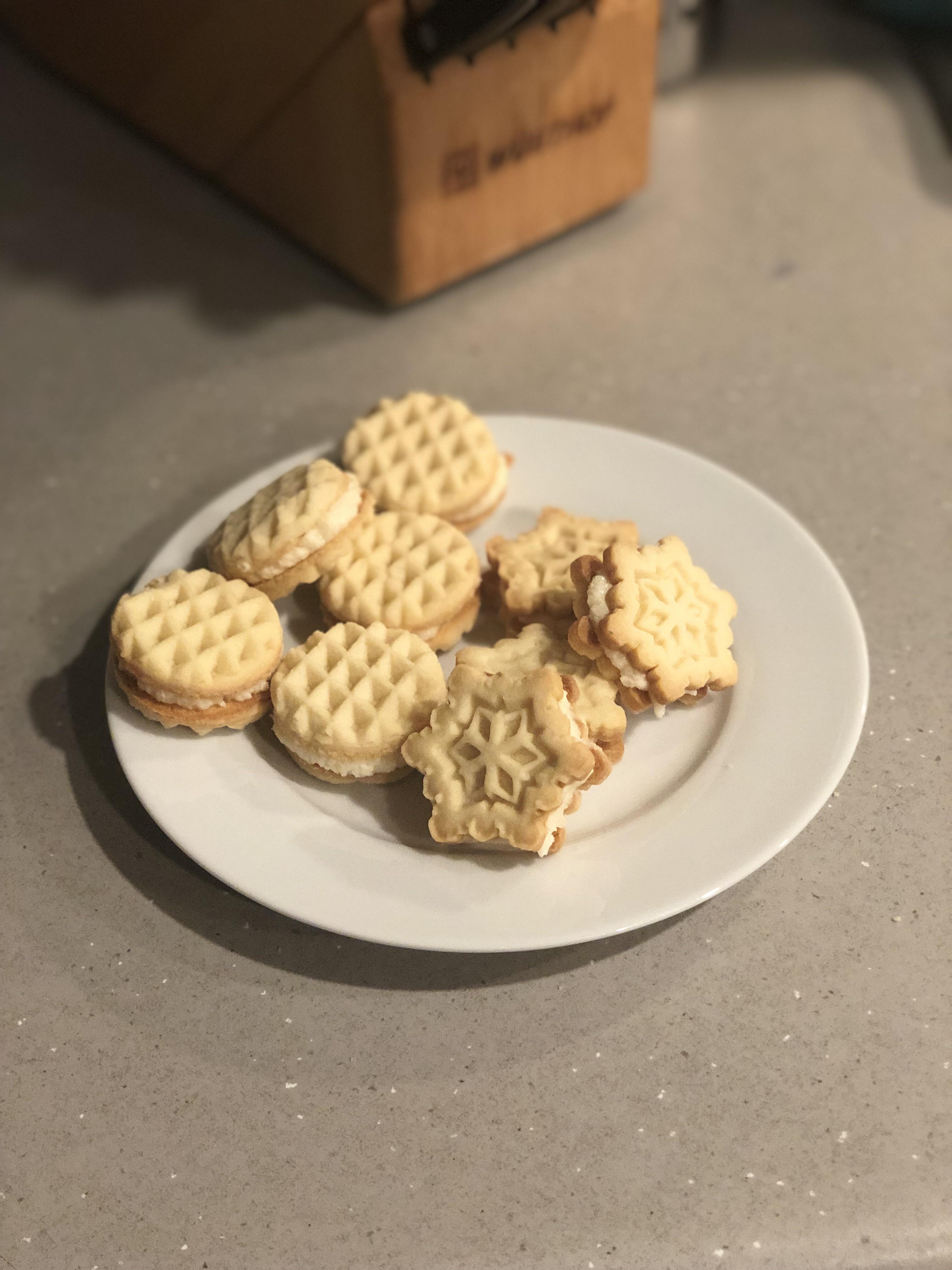 I made some maple buttercream sandwich cookies r/Baking