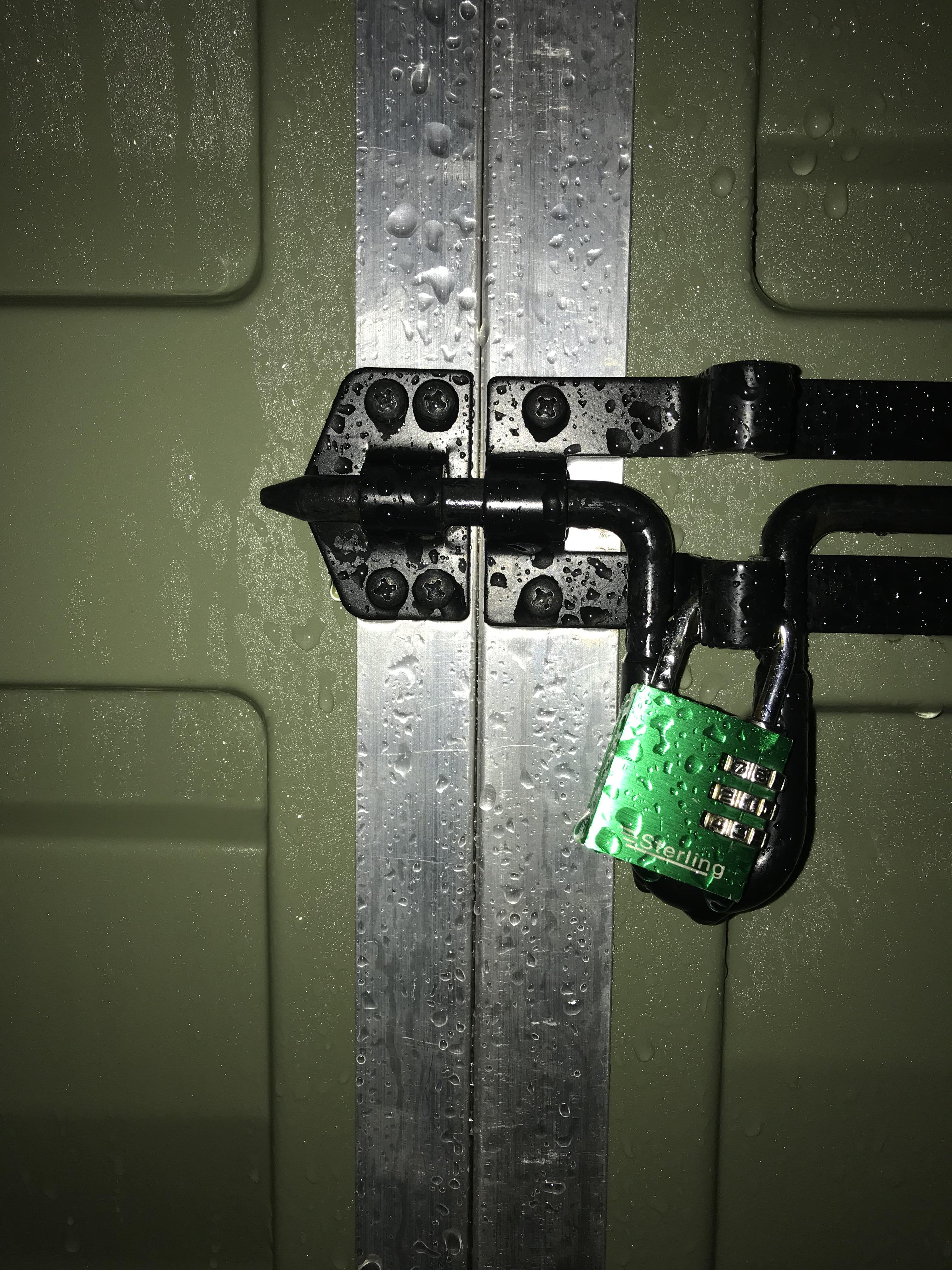 I hope burglars don’t carry screwdrivers. r/CrappyDesign