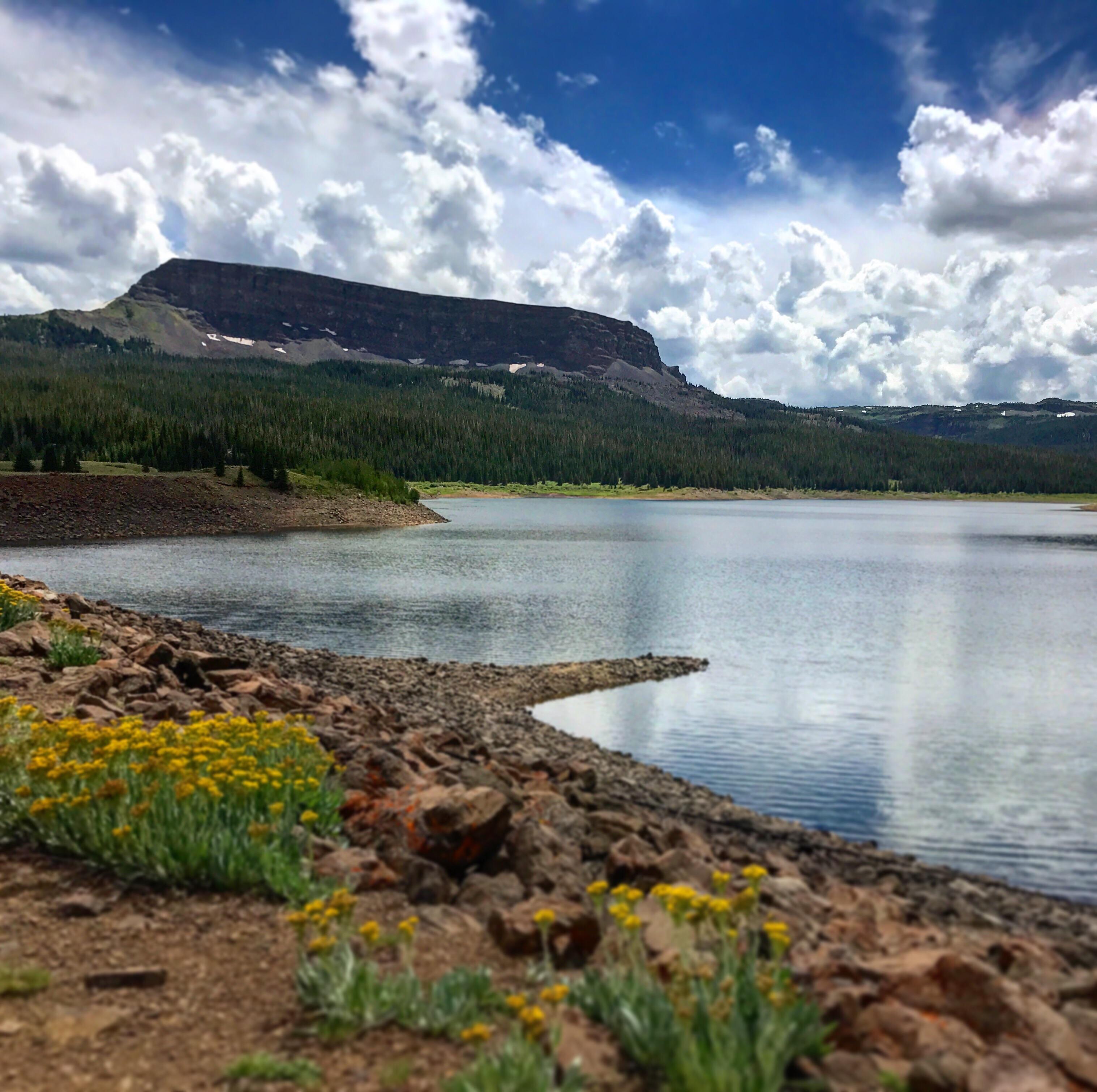 Stillwater reservoir and Flattop mountain in Colorado (1080 x 1080) r/EarthPorn
