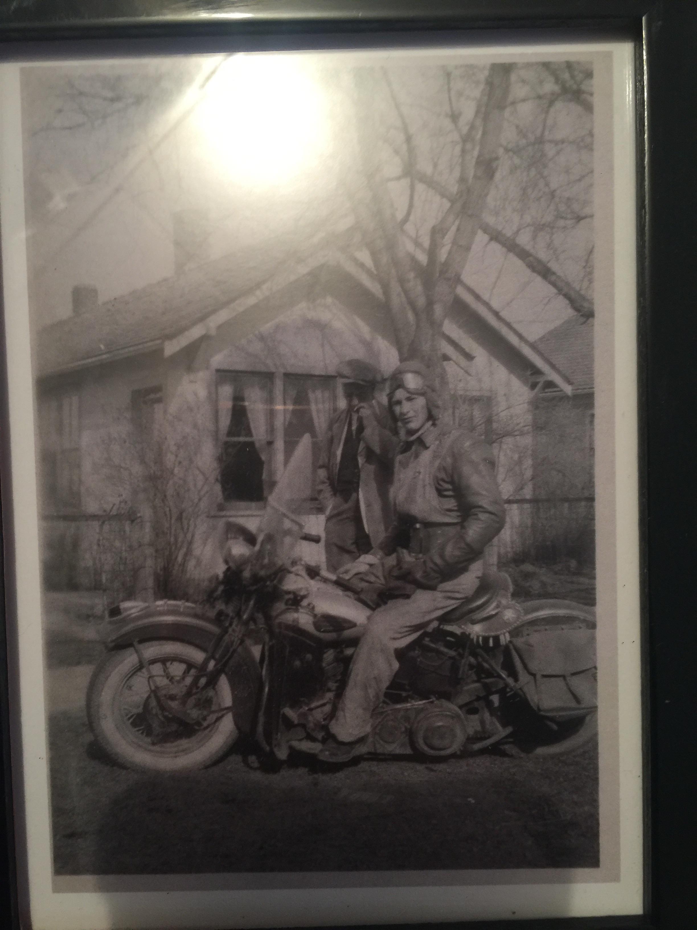 My Grandpa and his Dad with a 1400 Harley Davidson 1947 r/OldSchoolCool