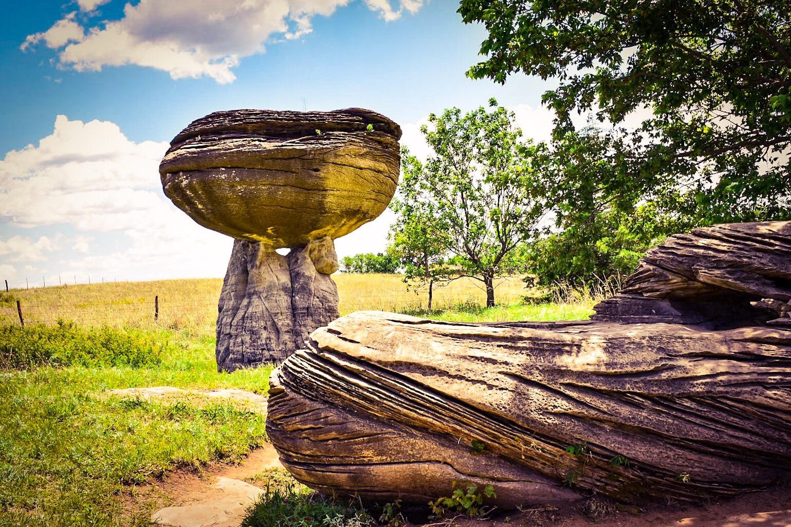 Mushroom Rock State Park, Kansas [1539x1026] [OC] r/EarthPorn