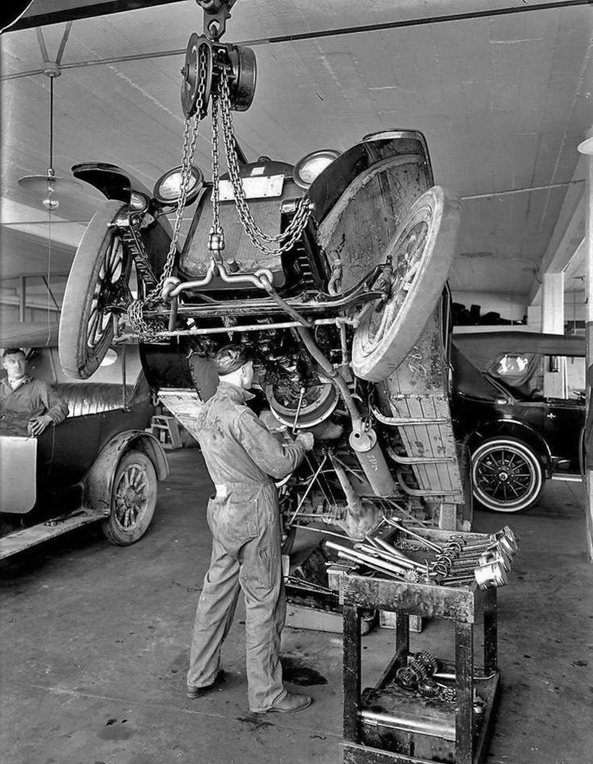 Automotive repair in the 20's r/OldSchoolCool
