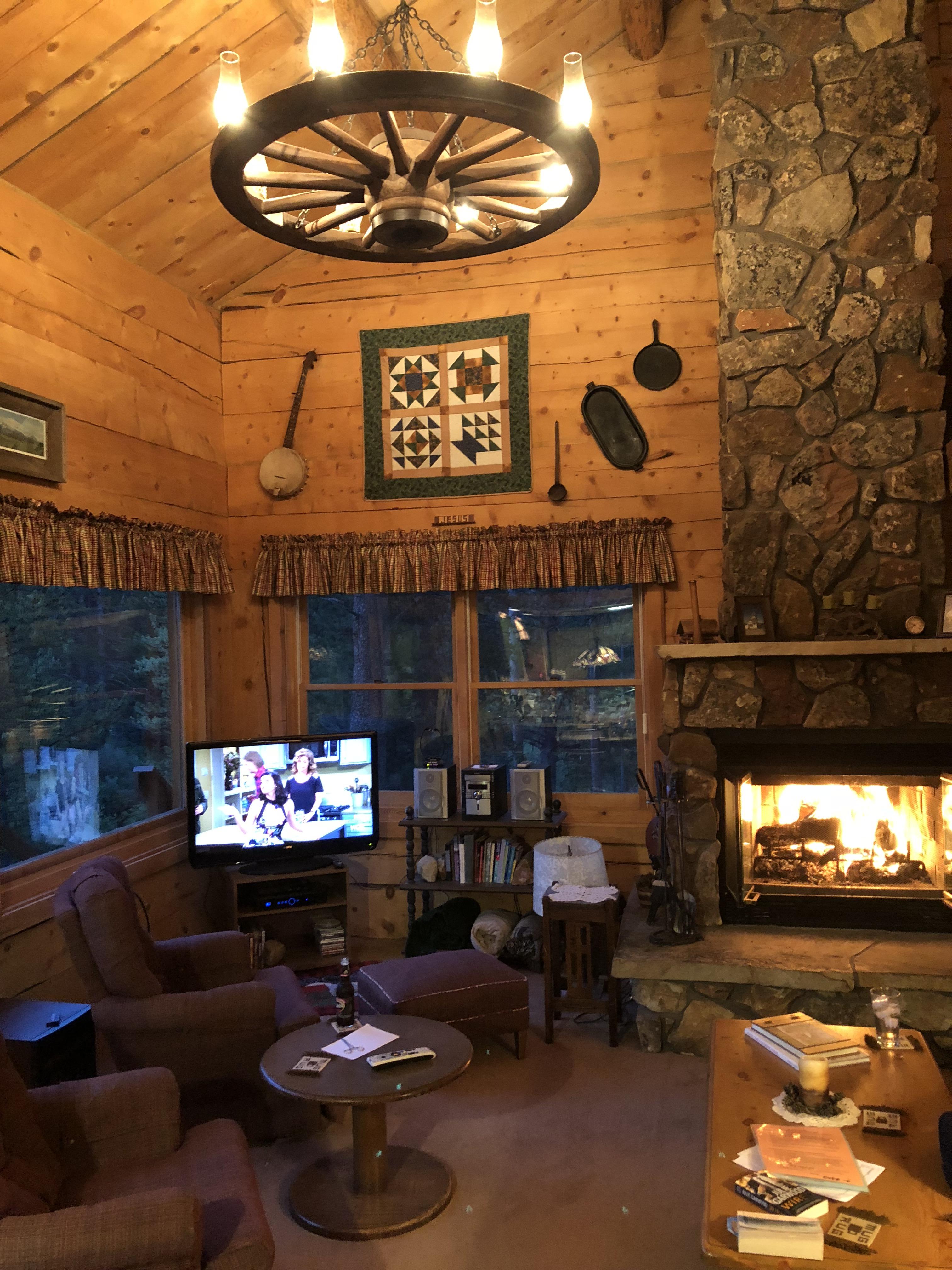 This is my grand parents cabin at tin cup Colorado r/CozyPlaces