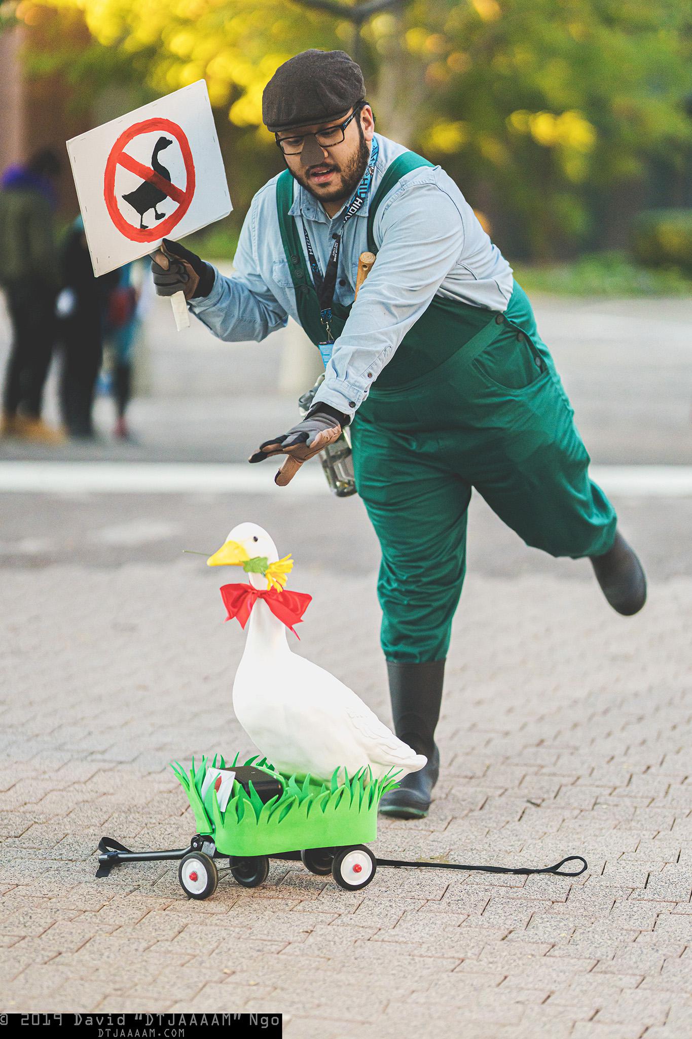 [Photographer] Untitled Goose Game cosplay by pat_merc r/geese_irl
