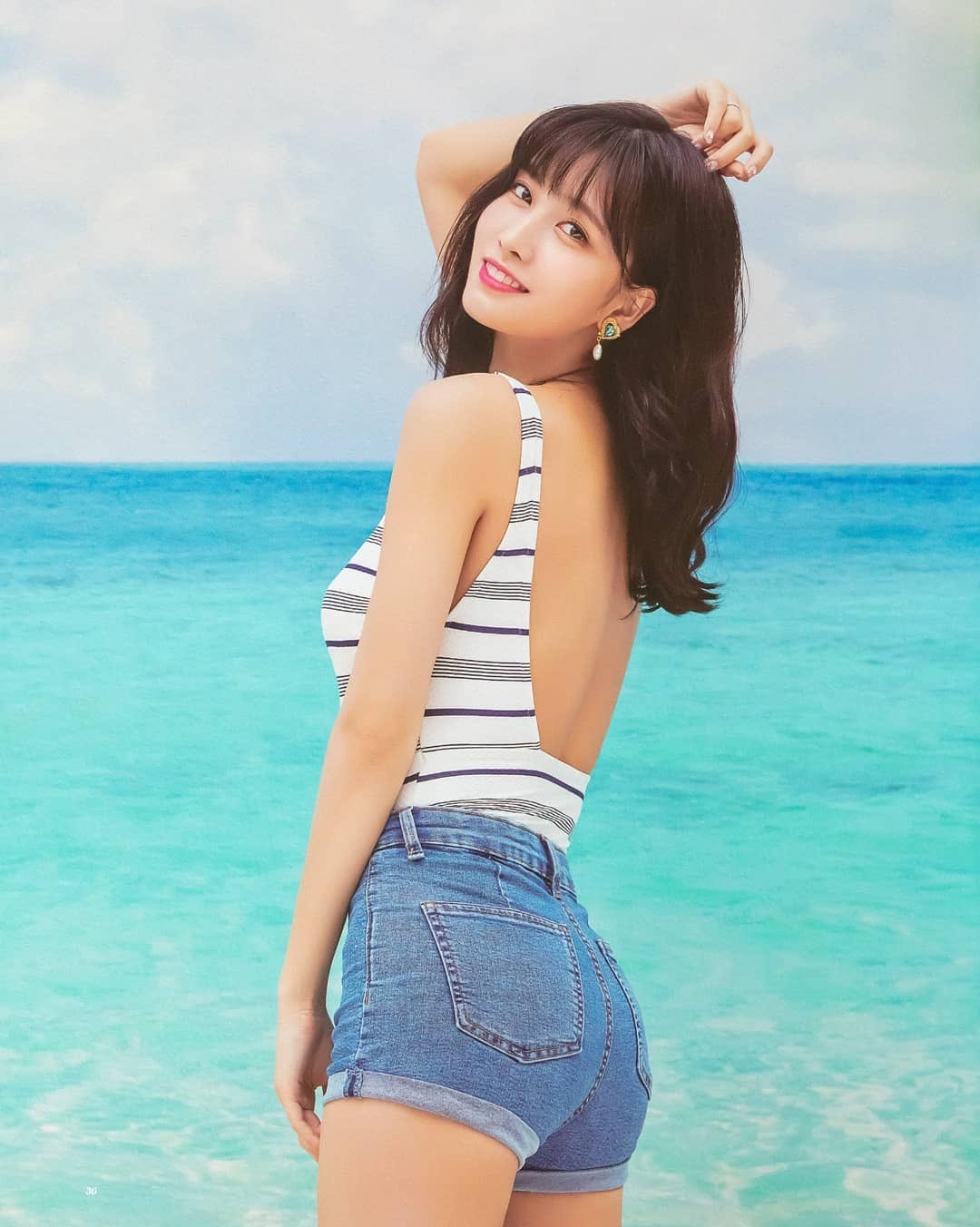Momo Hirai Picture of Hirai Momo Along with the group