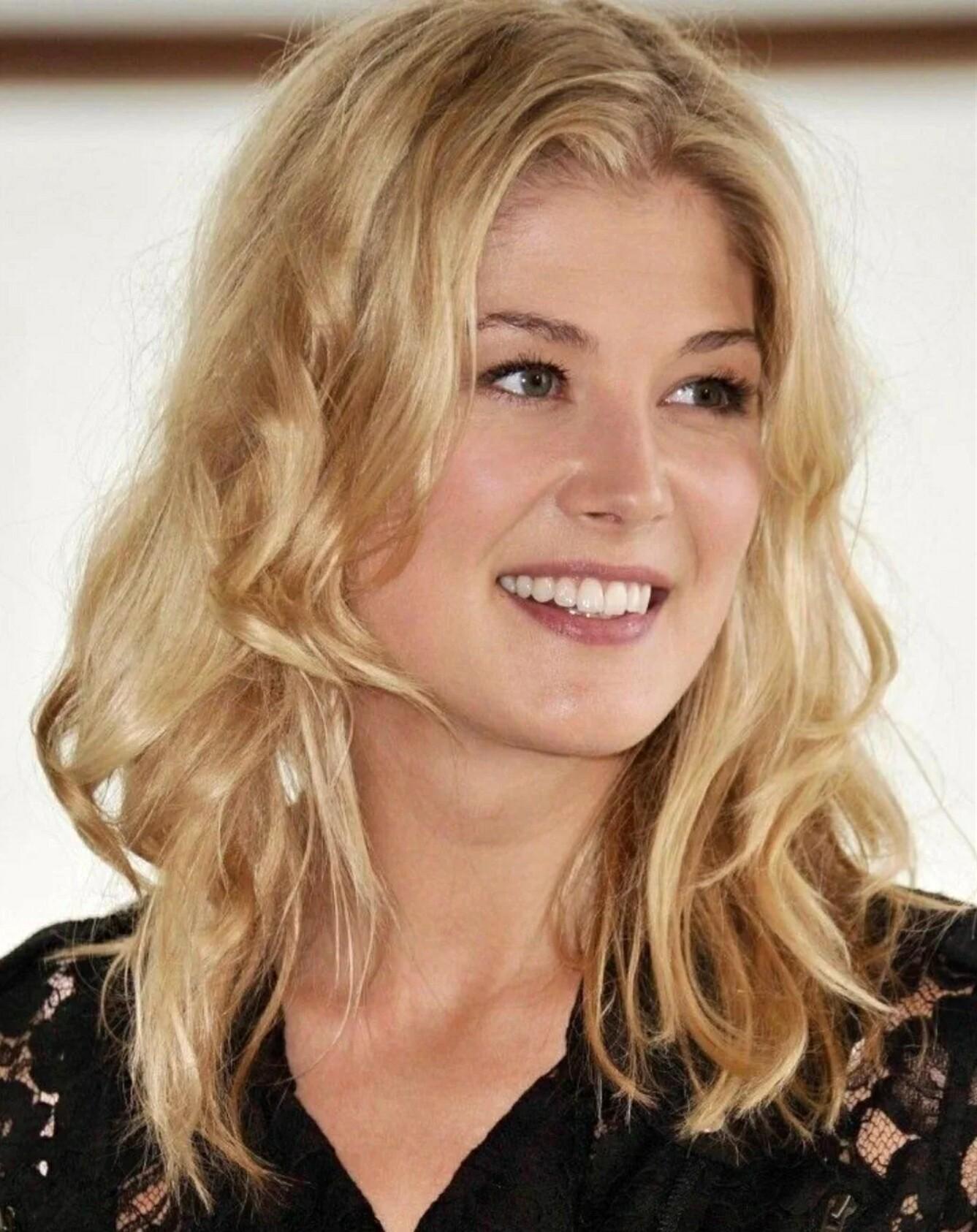 Rosemund Pike - Sexy