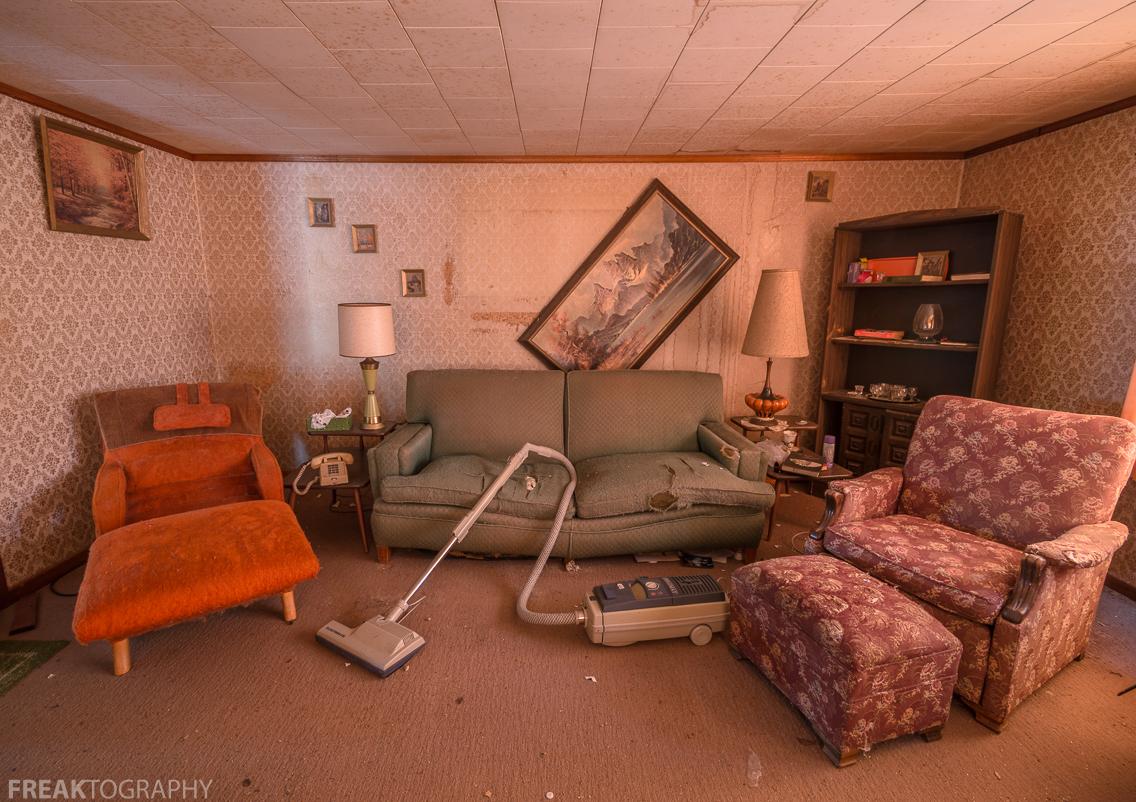 Abandoned House, Stopped in Time Welland, Ontario Canada (OC) 1200x800