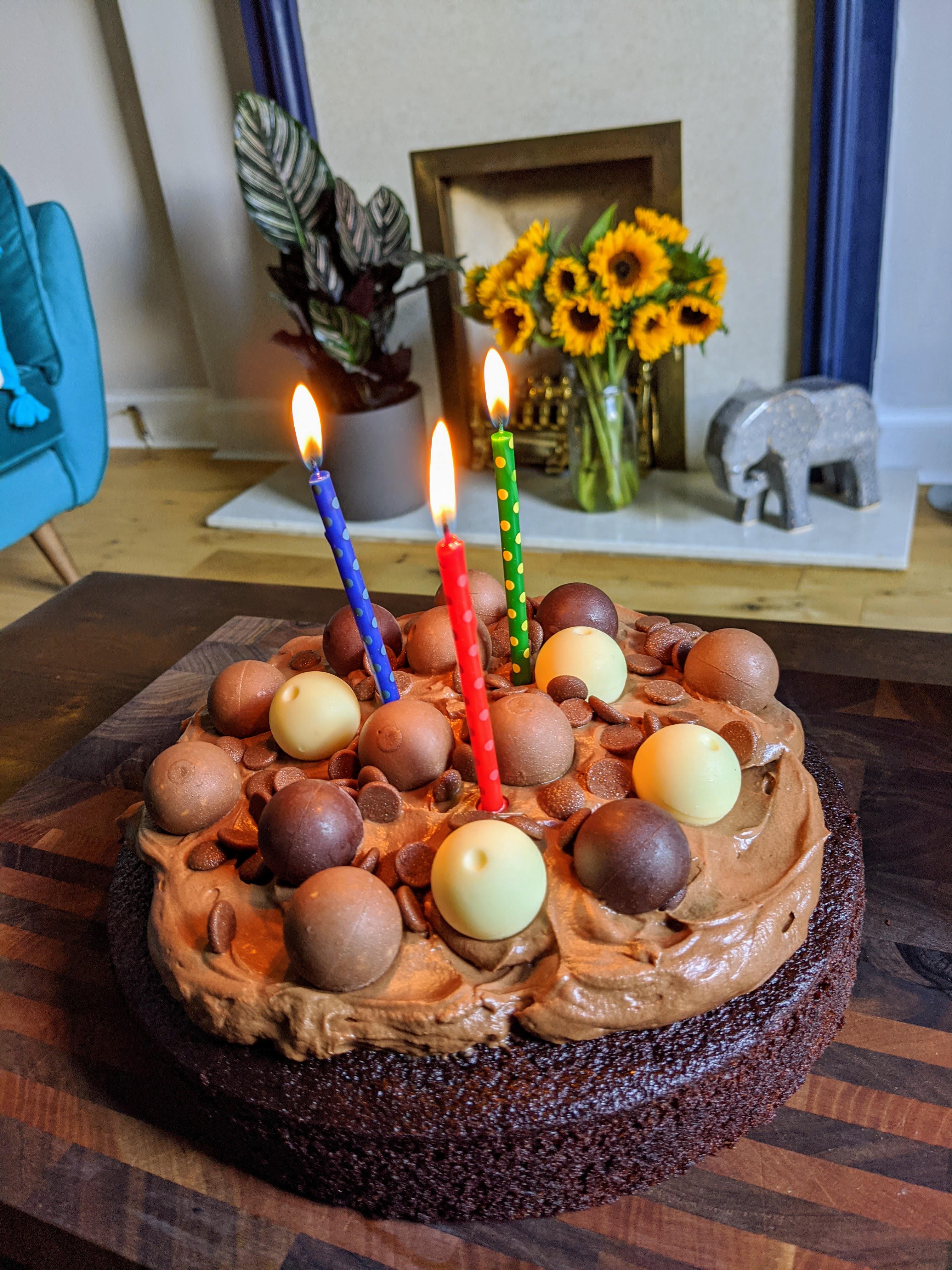 Made the Easiest chocolate cake by Kat/Chris. Pretty happy! r/bon_appetit