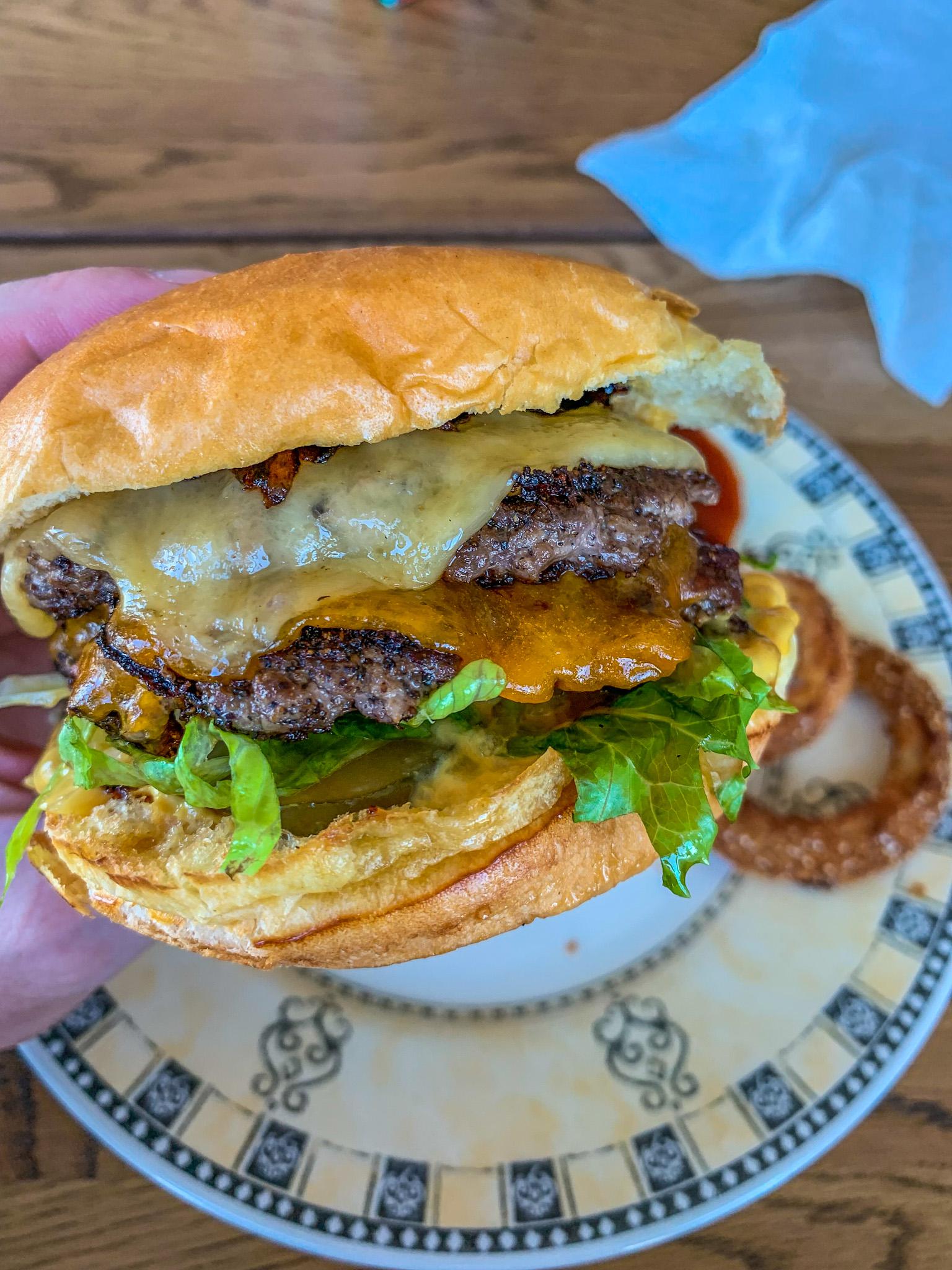 [homemade] Smash Burger with gouda, cheddar cheese, homemade burger