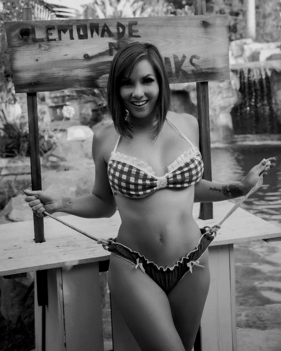 Nikole Mitchell : PinUpGirls