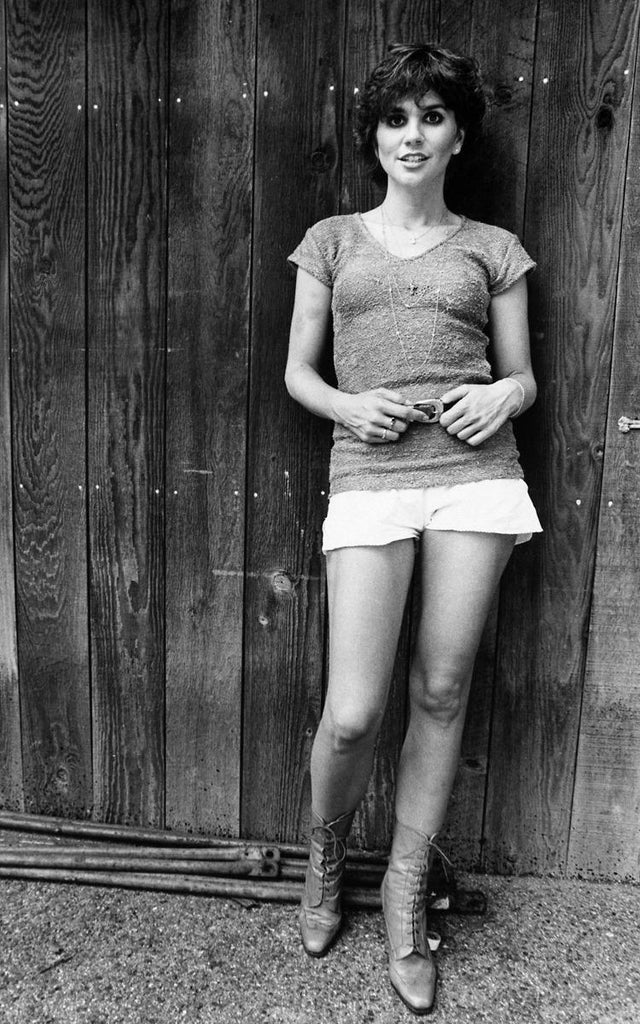 Linda Ronstadt at her Laurel Canyon home 1970s OldSchoolCool