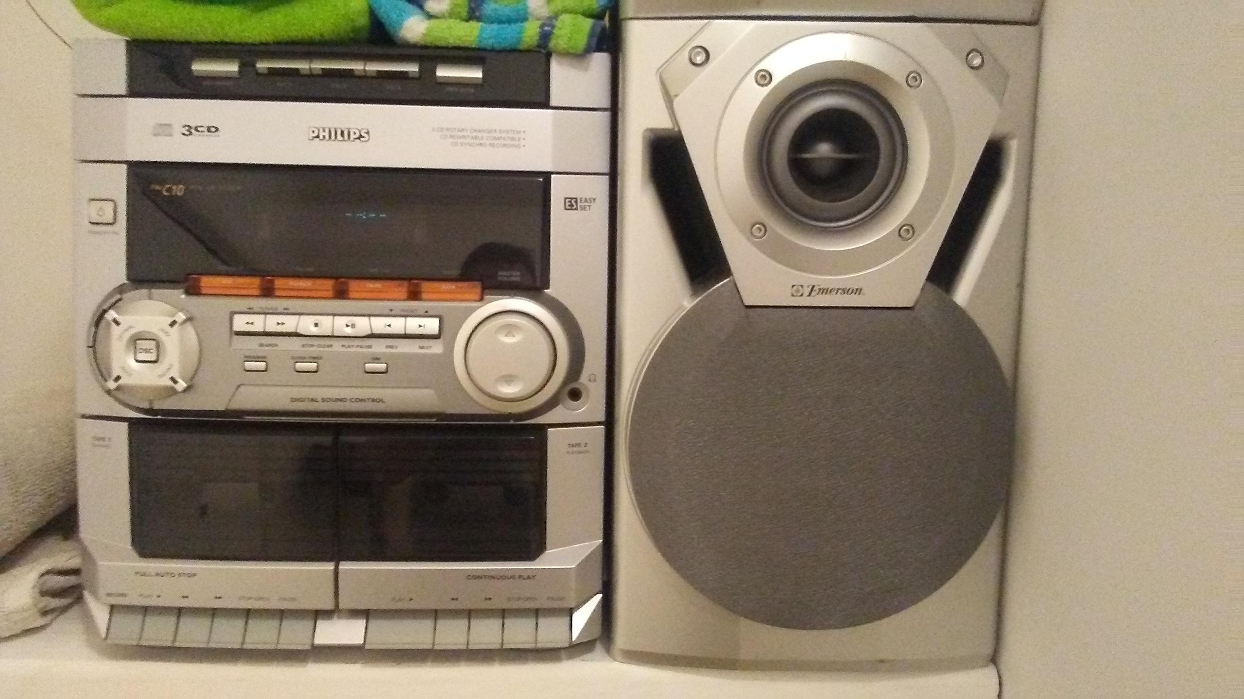 This type of stereo that everybody had in the early 2000s. (speakers