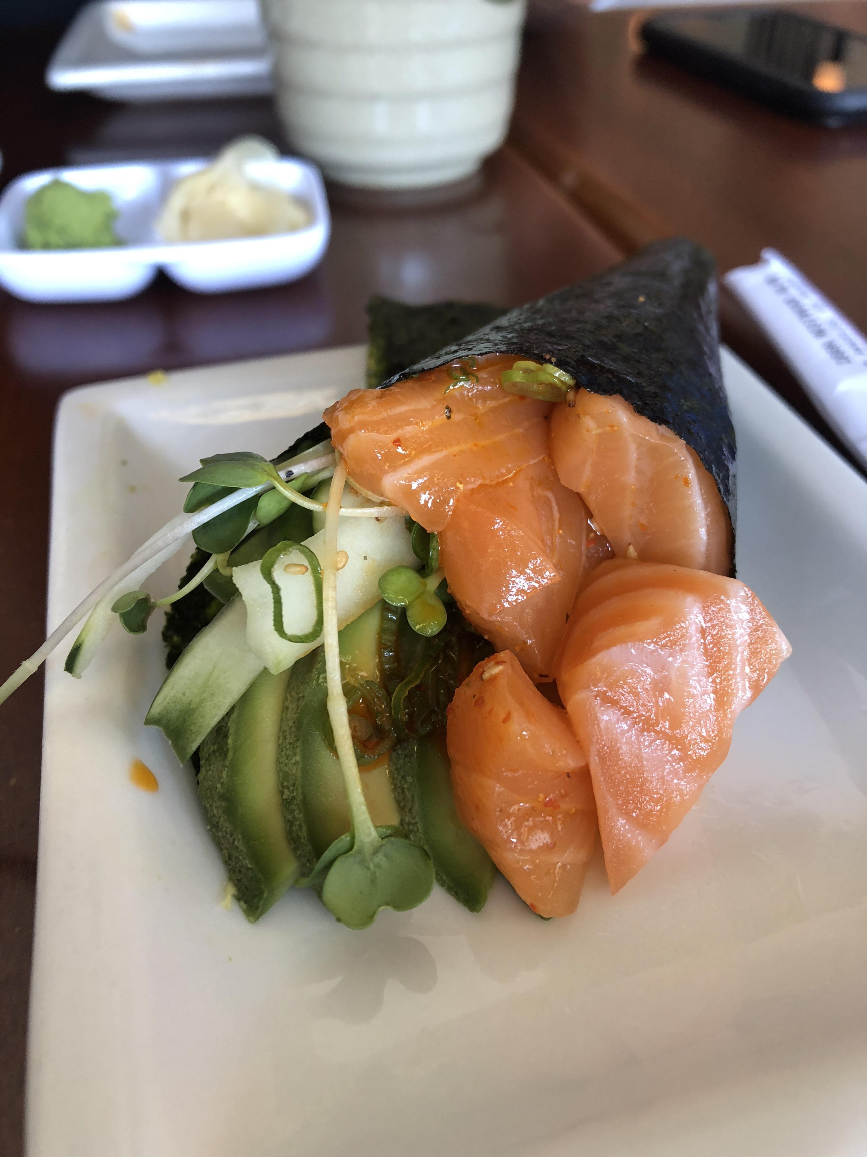 Spicy salmon hand roll r/FoodPorn