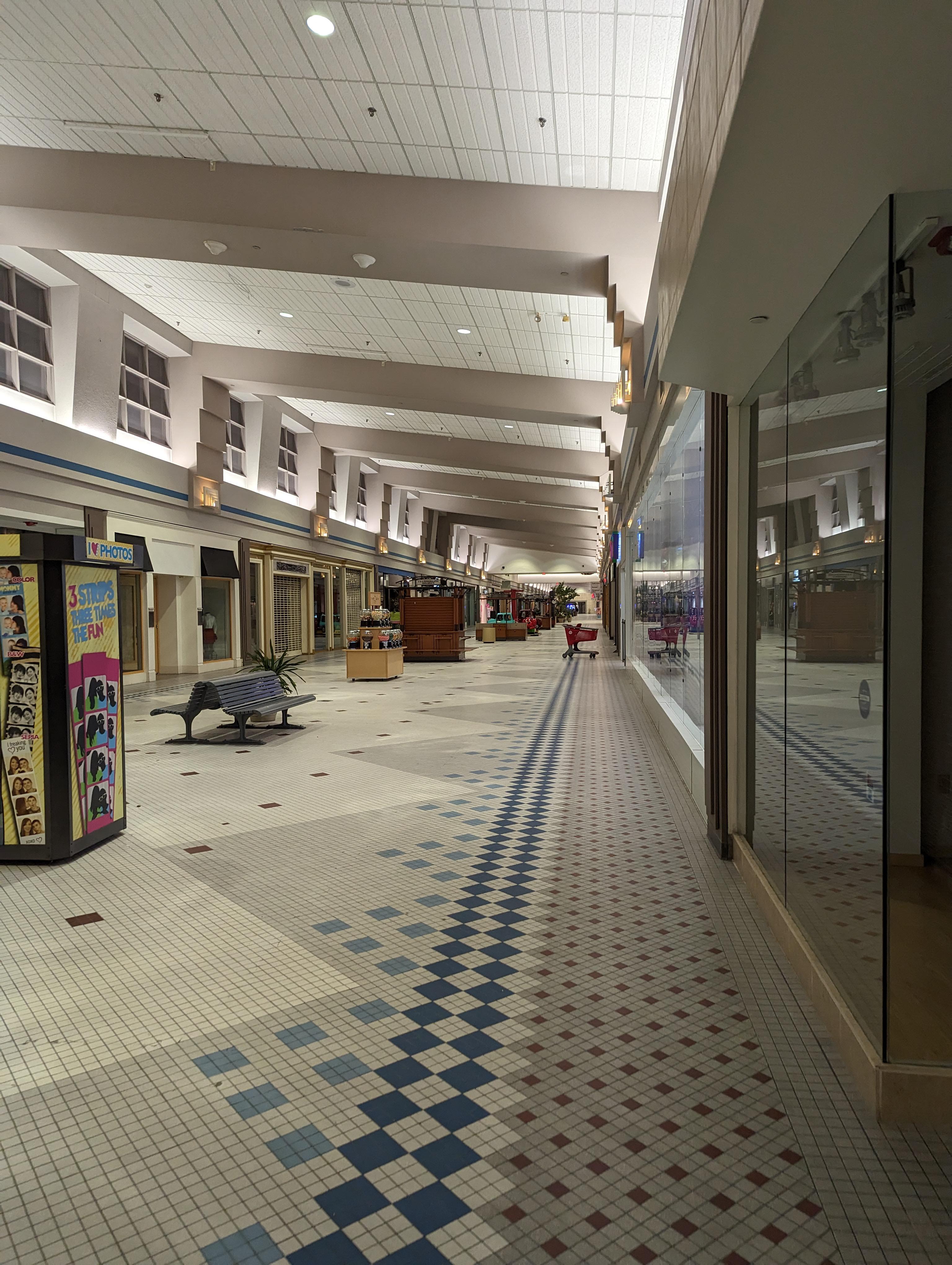 Enfield Square Mall on a Friday night r/deadmalls