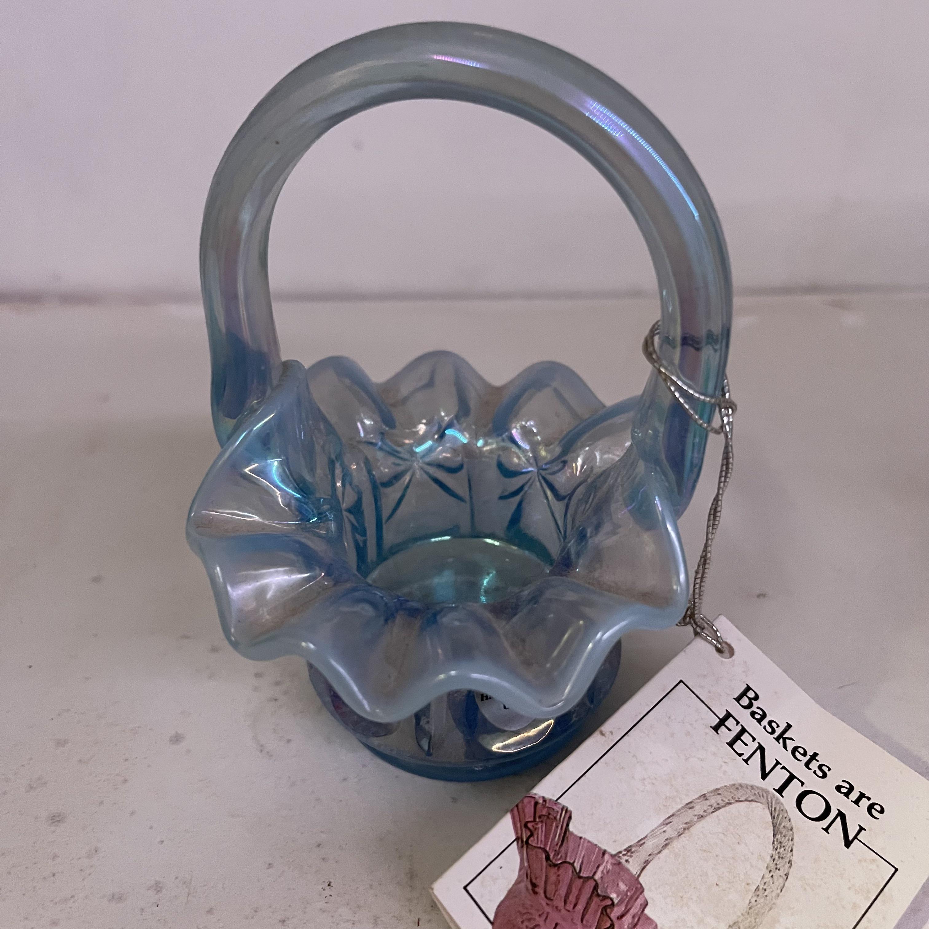 Is this carnival glass? r/glasscollecting