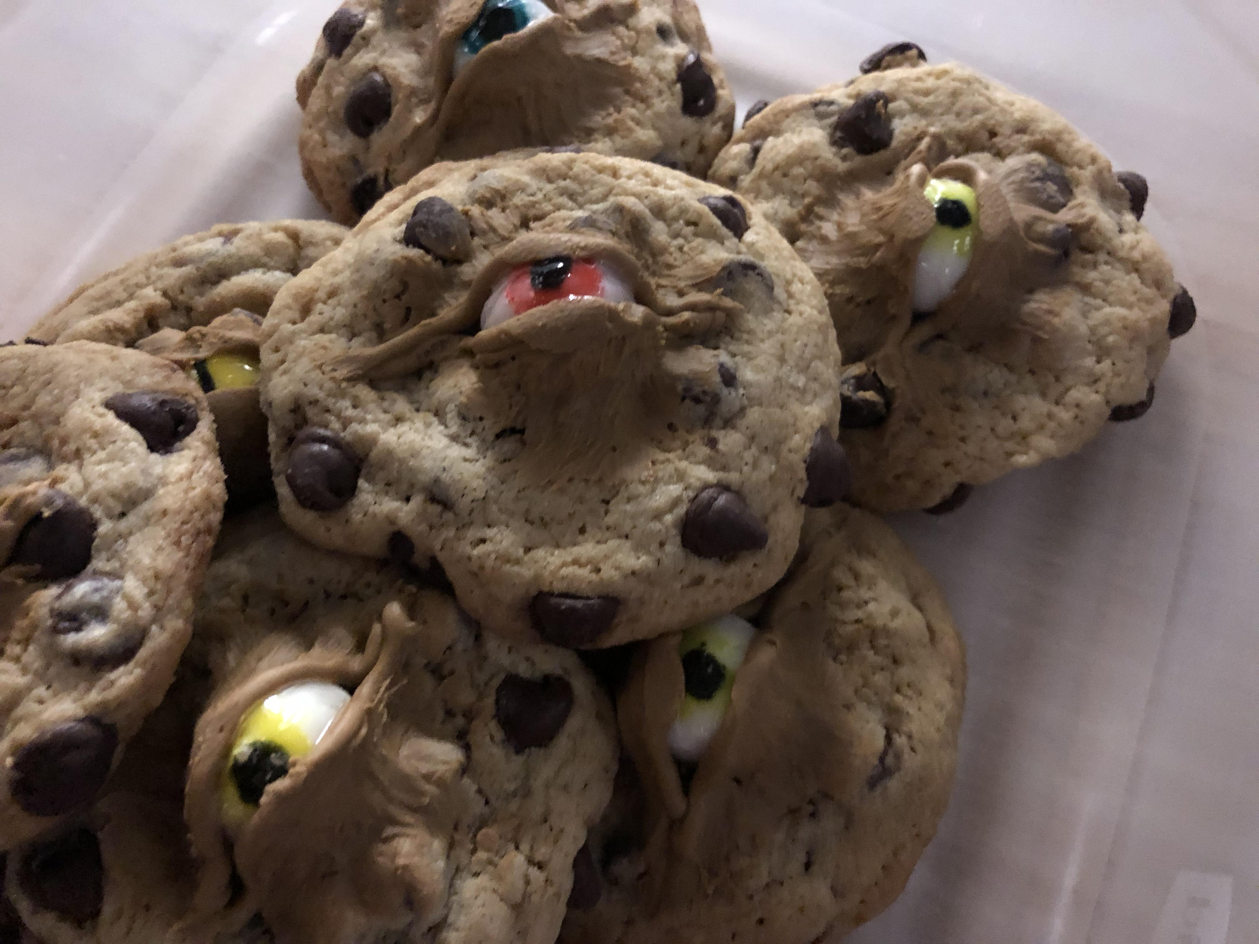 Spooky eyeball cookies, courtesy of my friend’s parents! r/pics