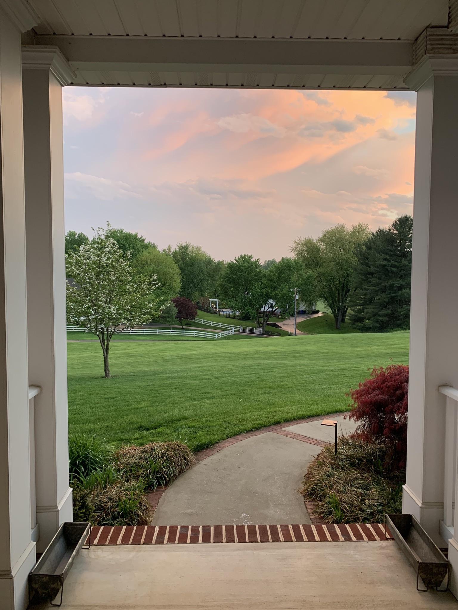 Front porch view looks fake tonight r/pics