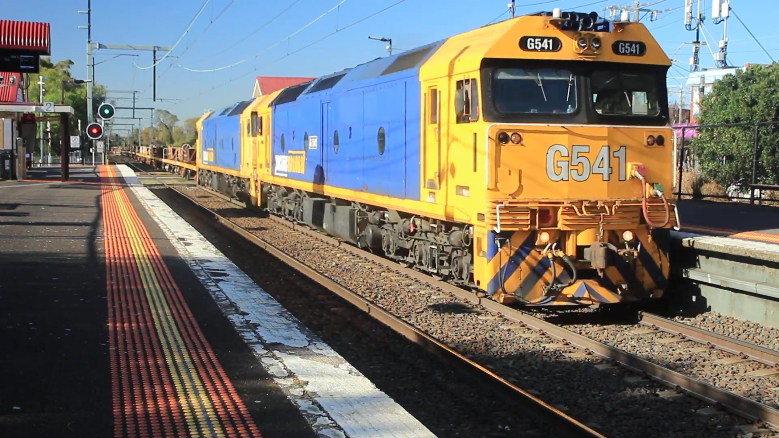 G541 "Birchip" leads G531 on a rare 9554 extra daylight up Long Island