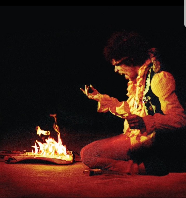 Jimi hendrix burning his guitar at the Monterey pop festival 1967 r/OldSchoolCool