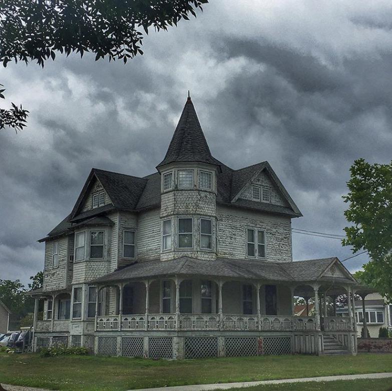 Beautiful mansion in Bay shore, New York r/evilbuildings
