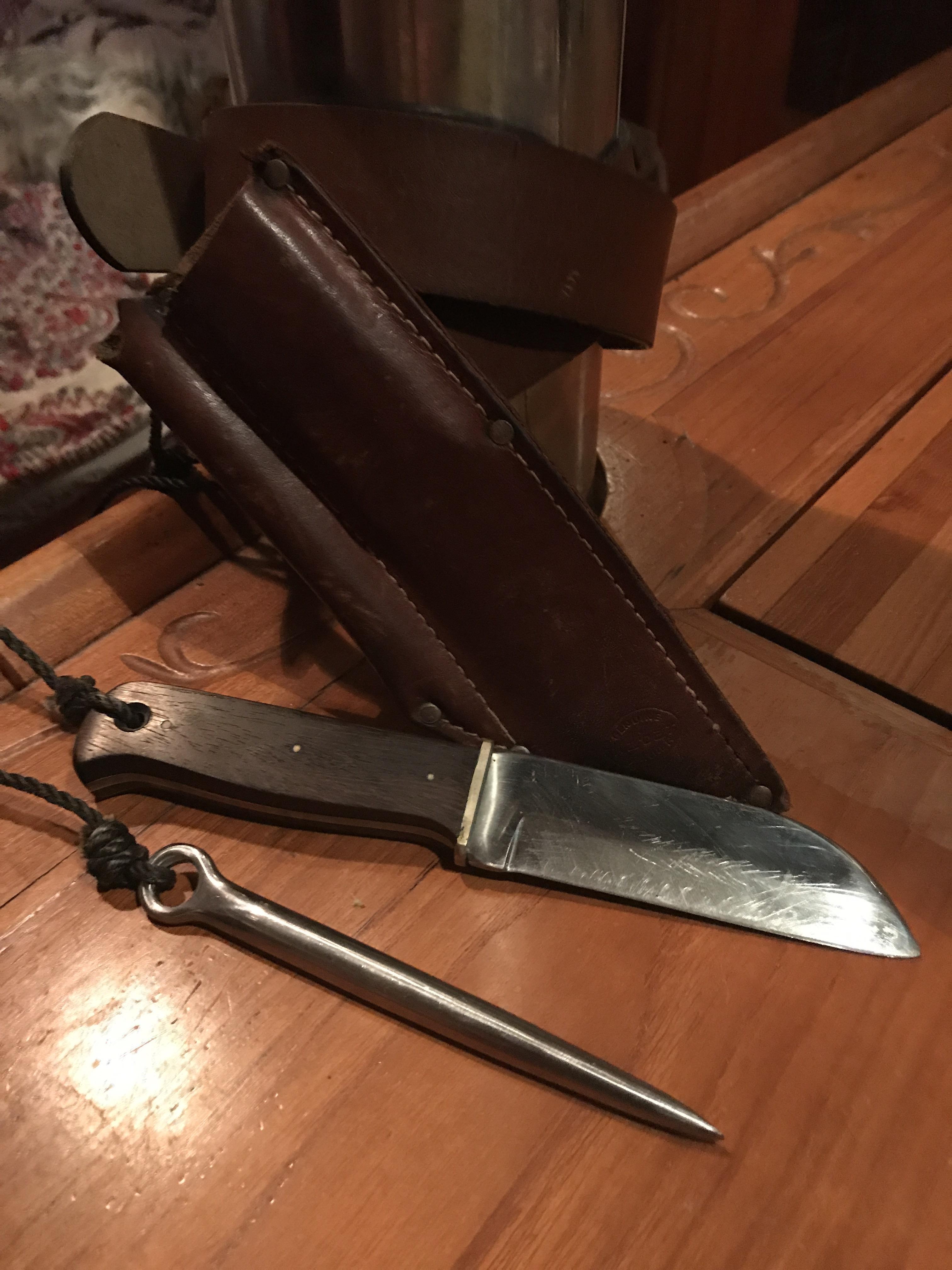 I guess we're posting our sailing knives. Here's my old school Kabar