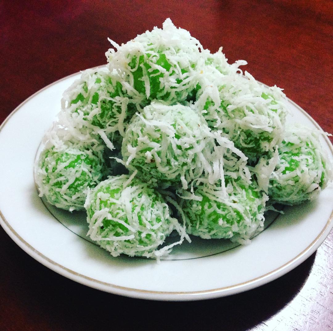 [I Ate] Pandan Infused Glutinous Rice Balls Filled with Palm Sugar