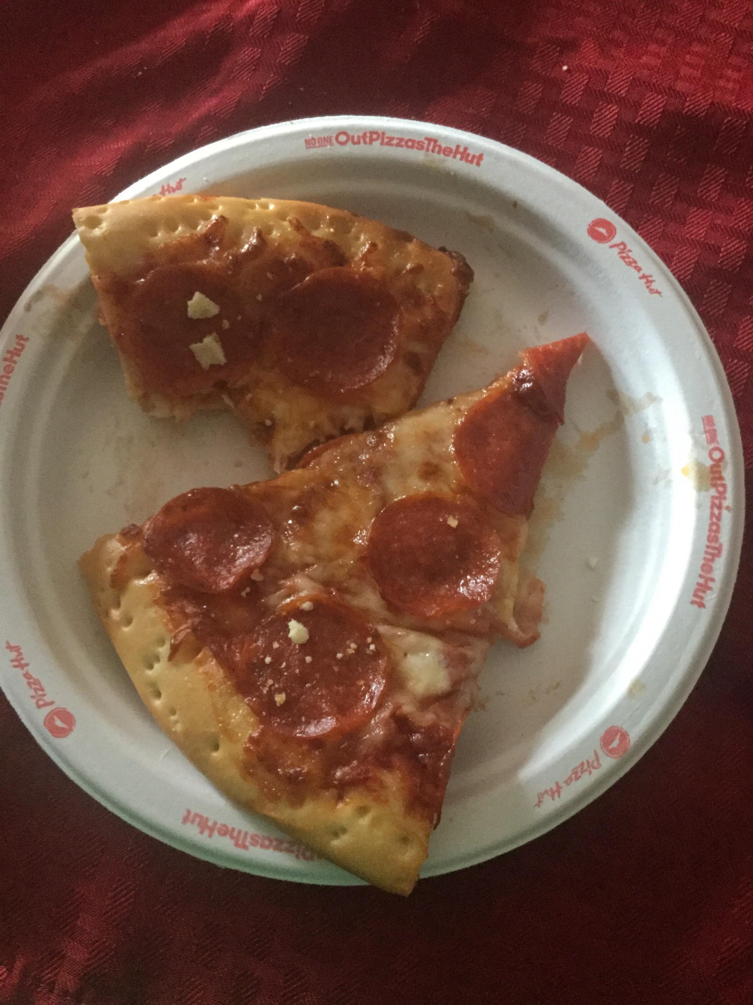 Kum&go pizza on a Pizza Hut plate r/madlads