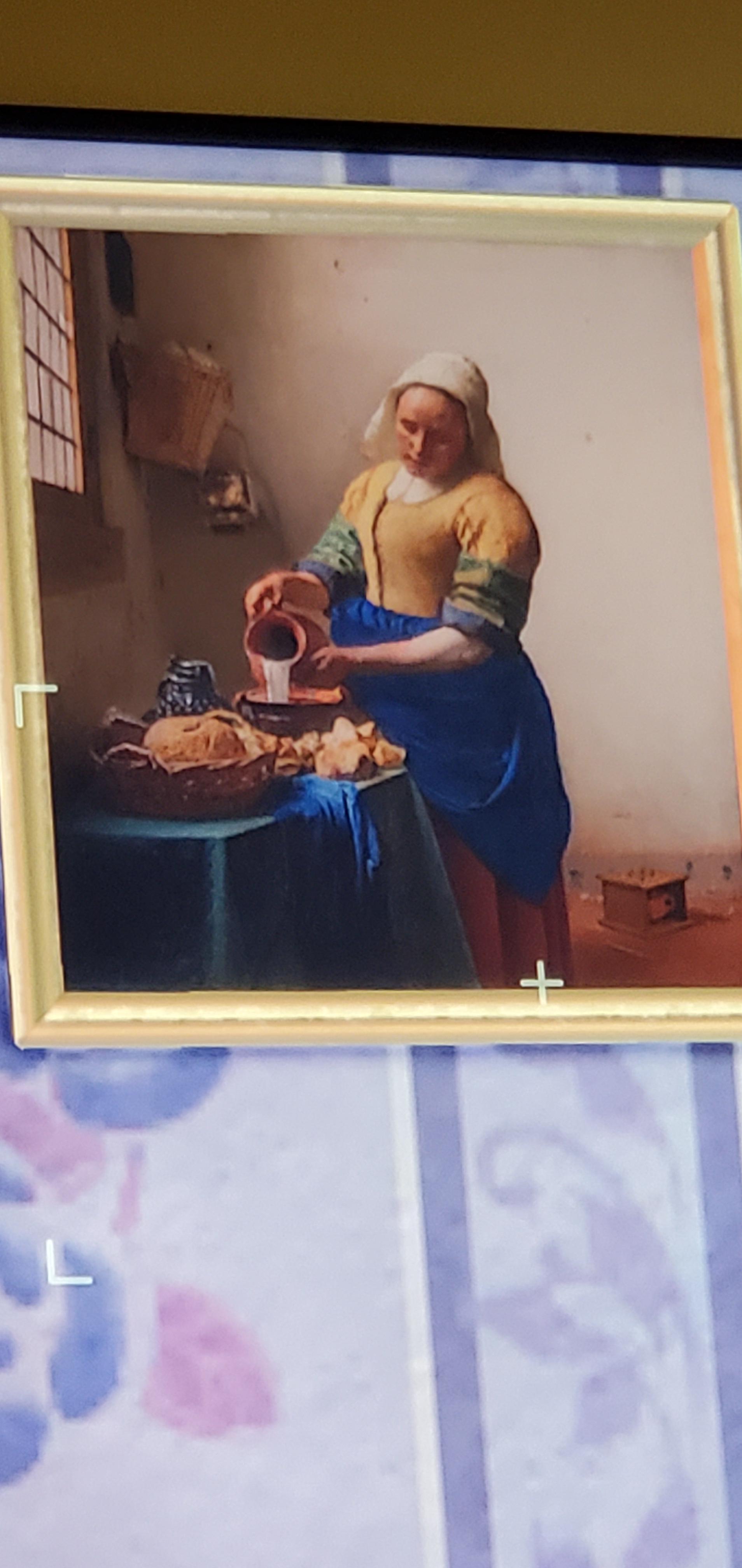 Can someone PLEASE help me spot where the fake part of the Quaint