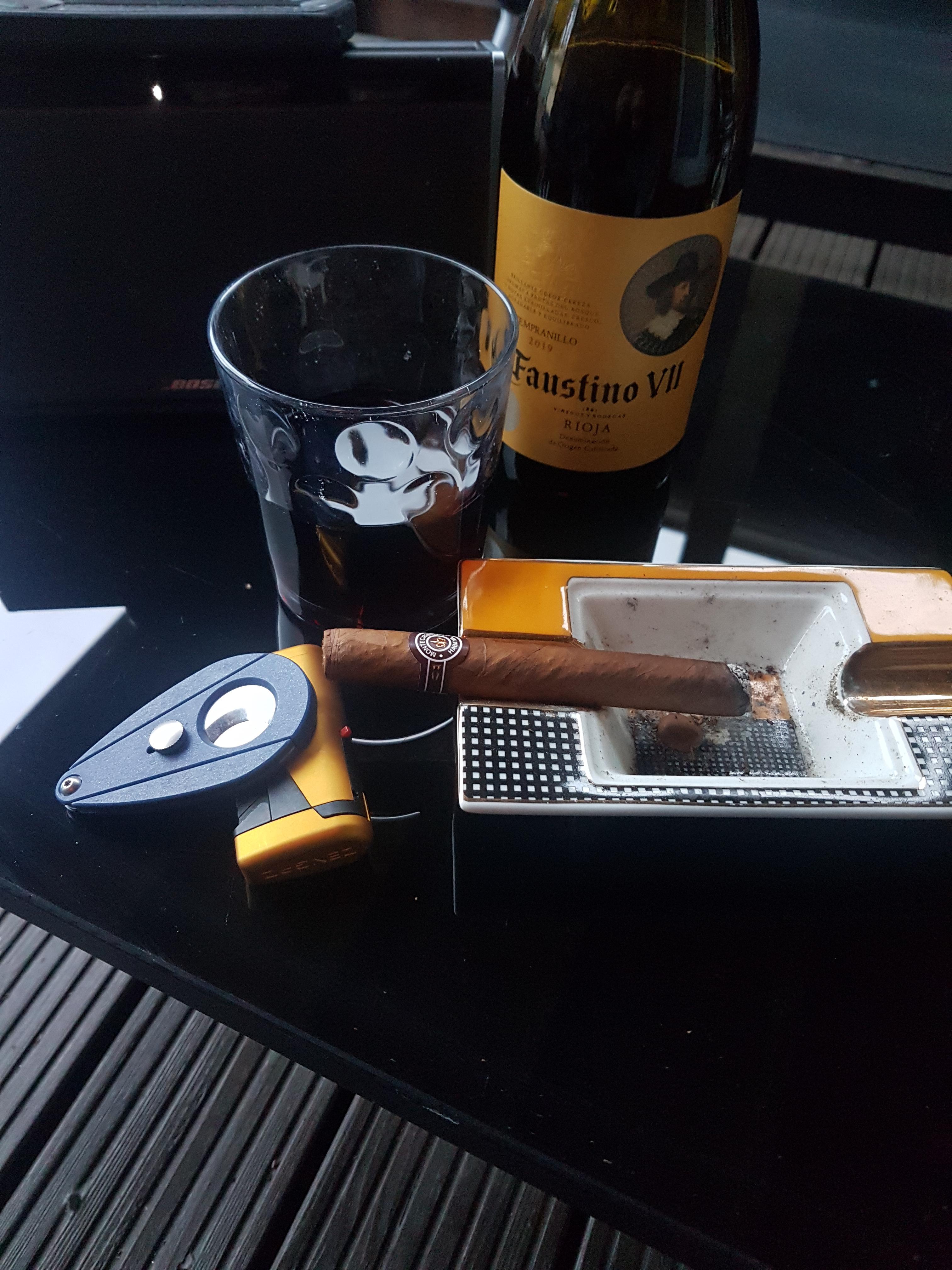 Time to try a no4 let's see what the world's best selling cigar is like