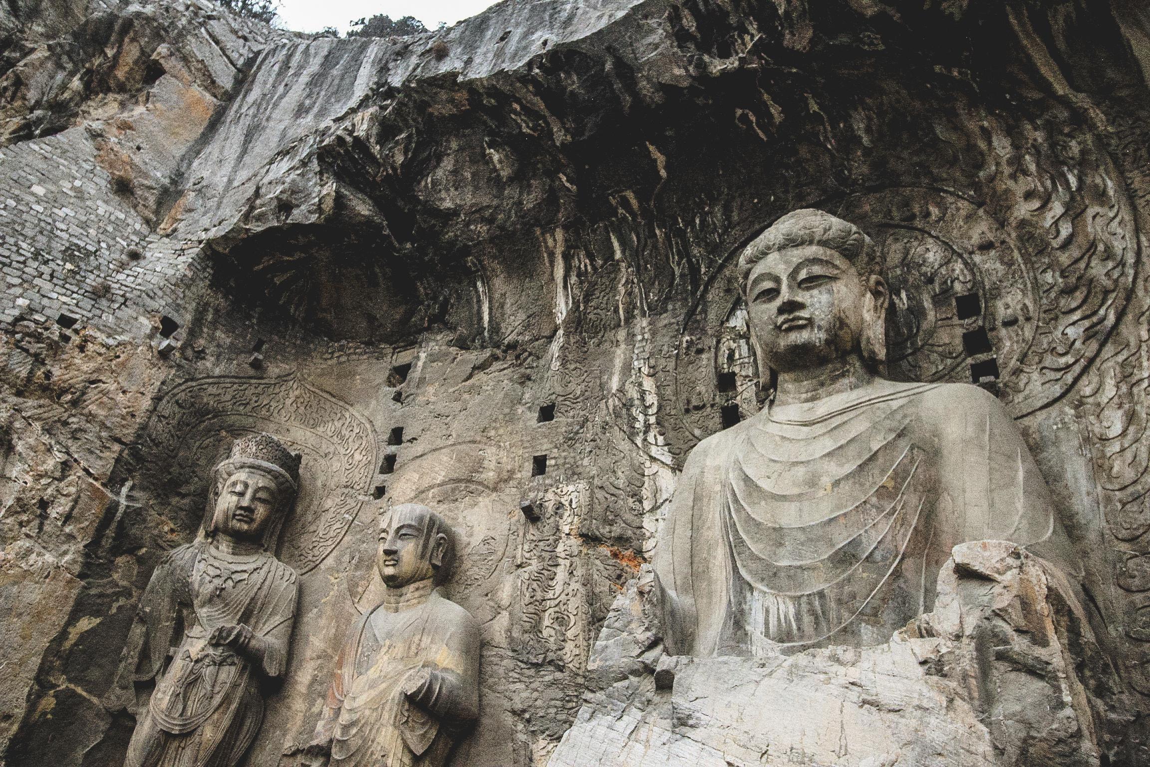 The biggest Buddha statues of the Longmen Grottoes, Luoyang (China) r