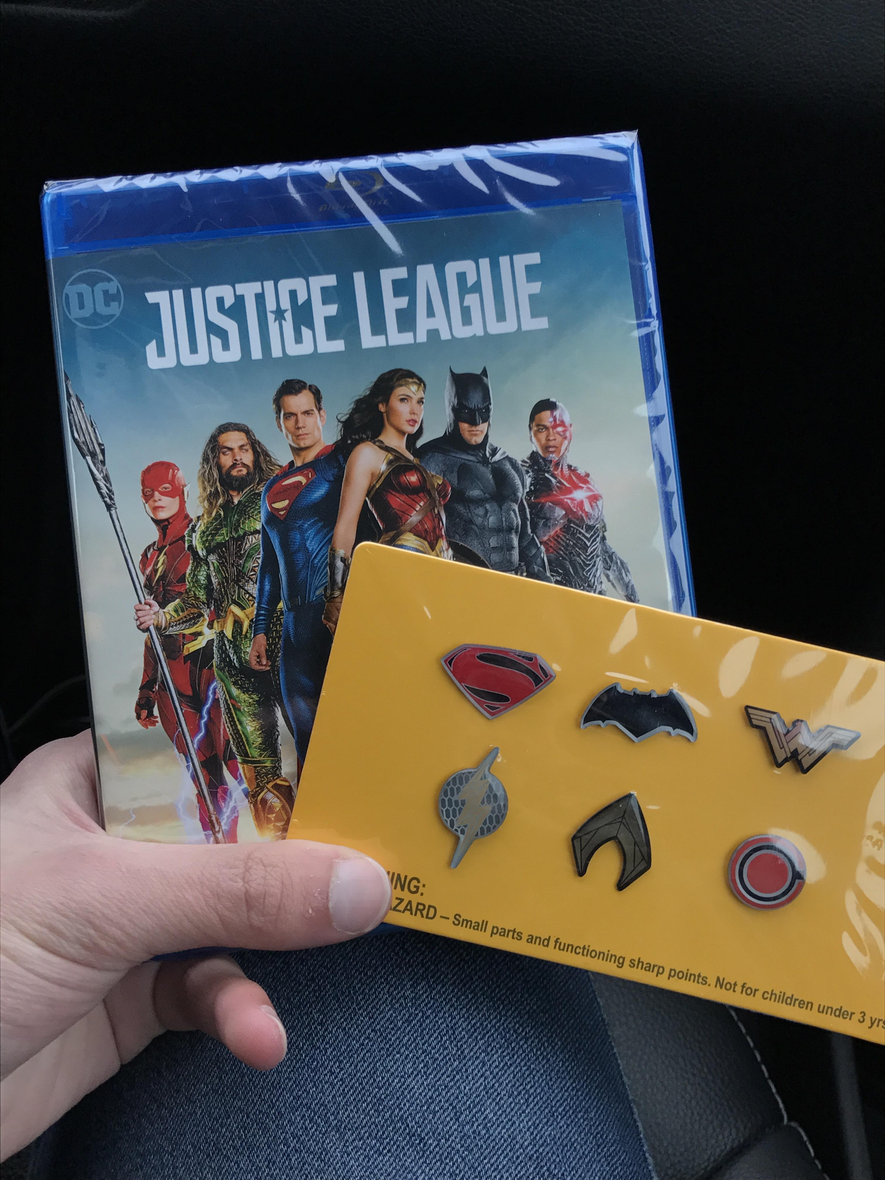 Merchandise WalMart Sells JL with Exclusive Pins as a Bonus r/DC