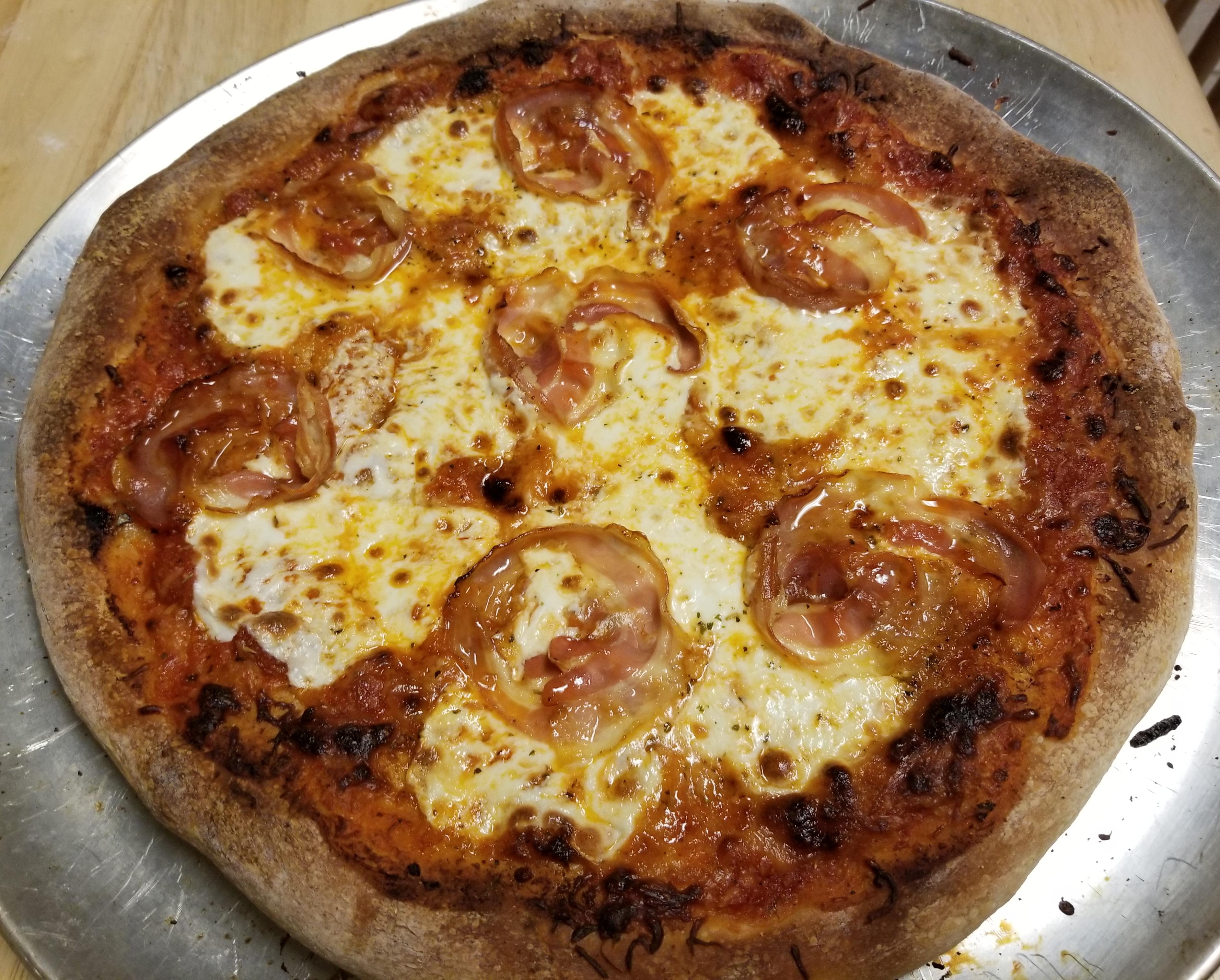 [Homemade] Pizza with fresh mozzarella and pancetta r/food
