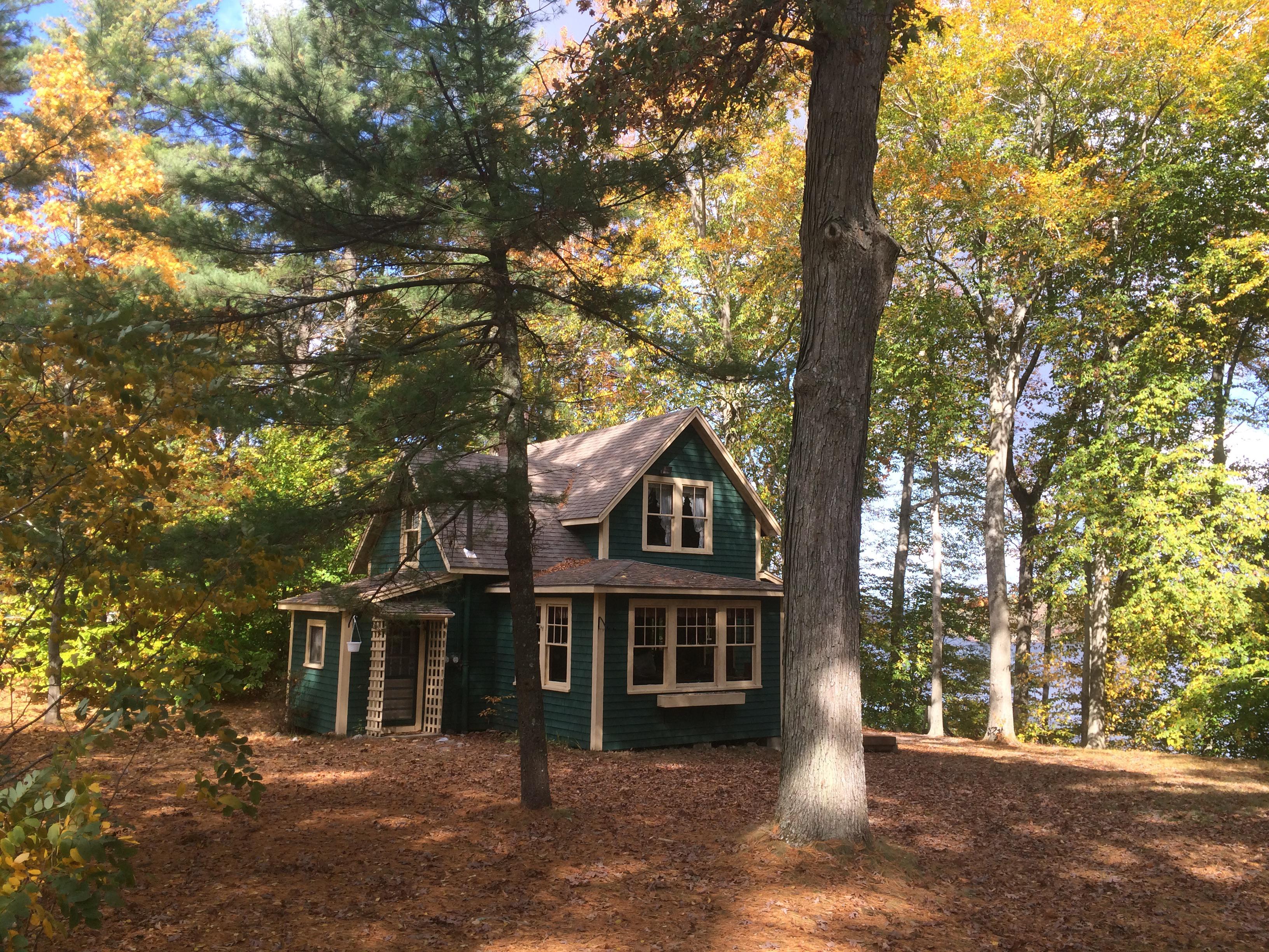 This little lake cottage in the early fall. r/CozyPlaces