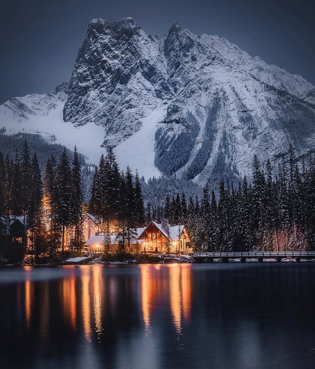 Lodge under the Canadian Rockies r/CozyPlaces