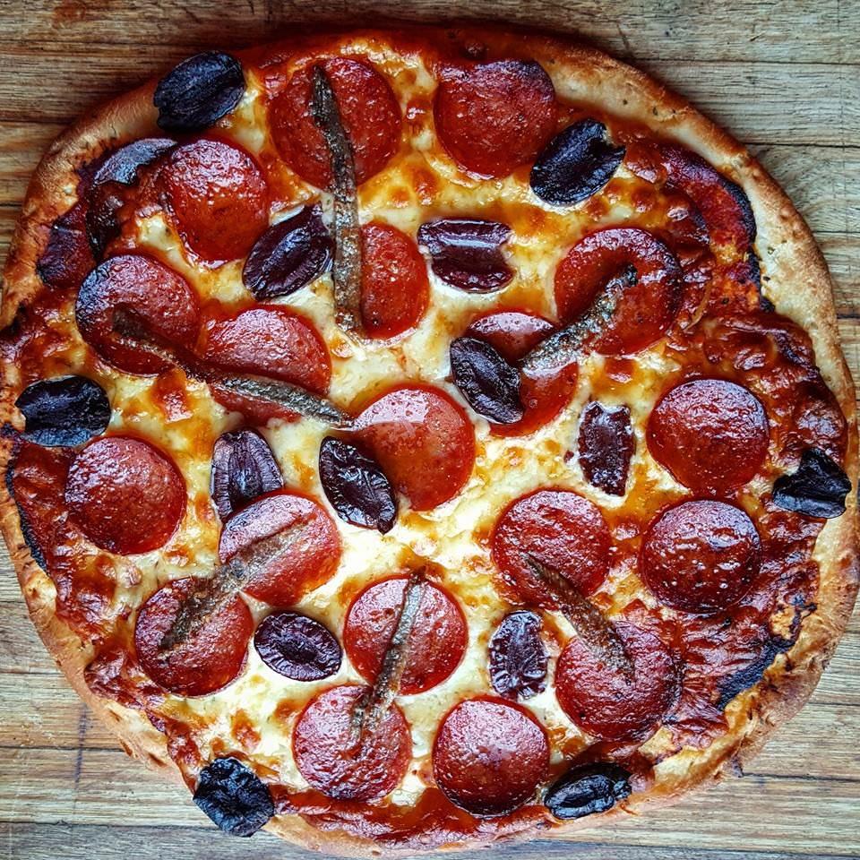 [OC] Pepperoni, anchovies and olives r/Pizza