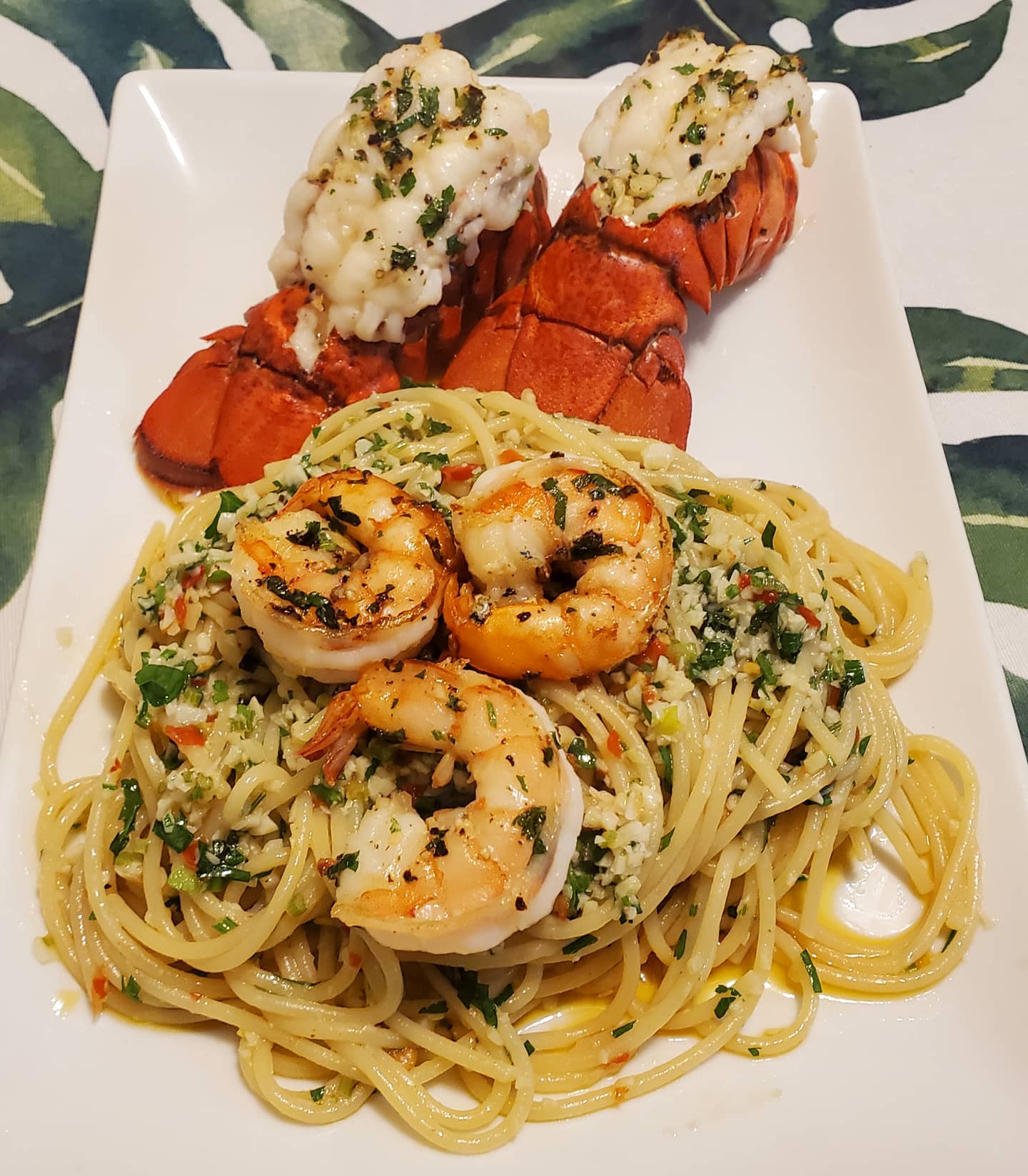 [Homemade] Garlic Spaghetti with Shrimp and Lobster Tails! r/food