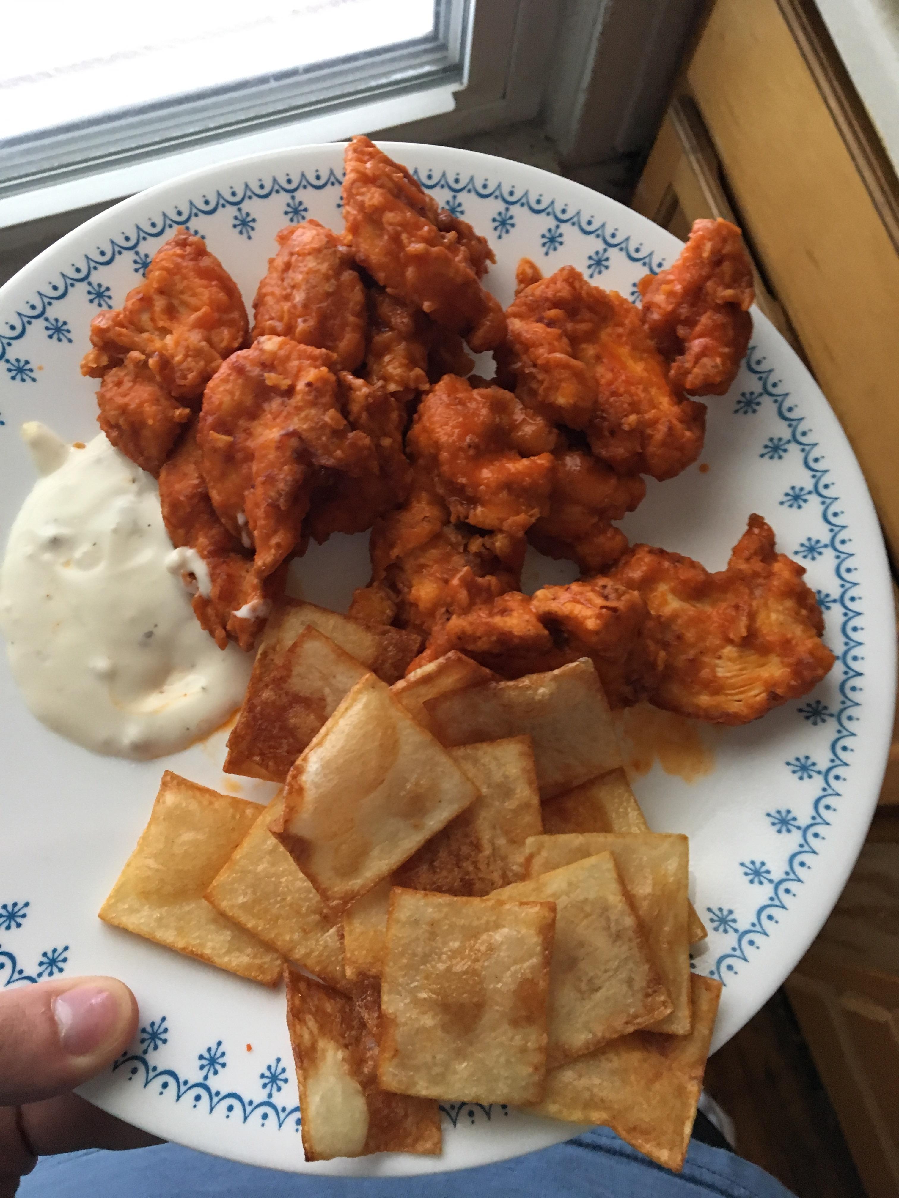[Homemade] Boneless buffalo "wings" with chips r/food
