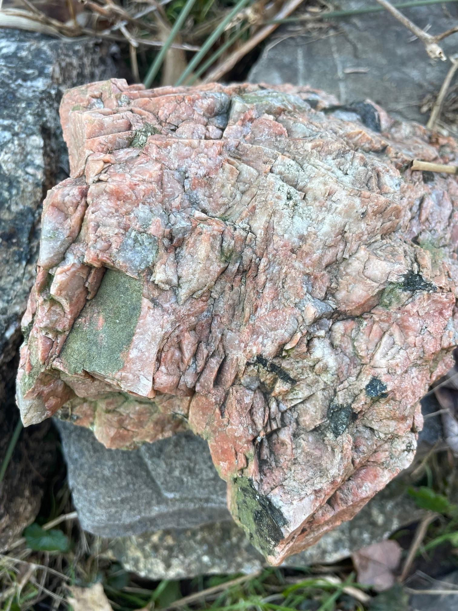 Hello guys! I found this lovely rock (and a few counterparts) in East
