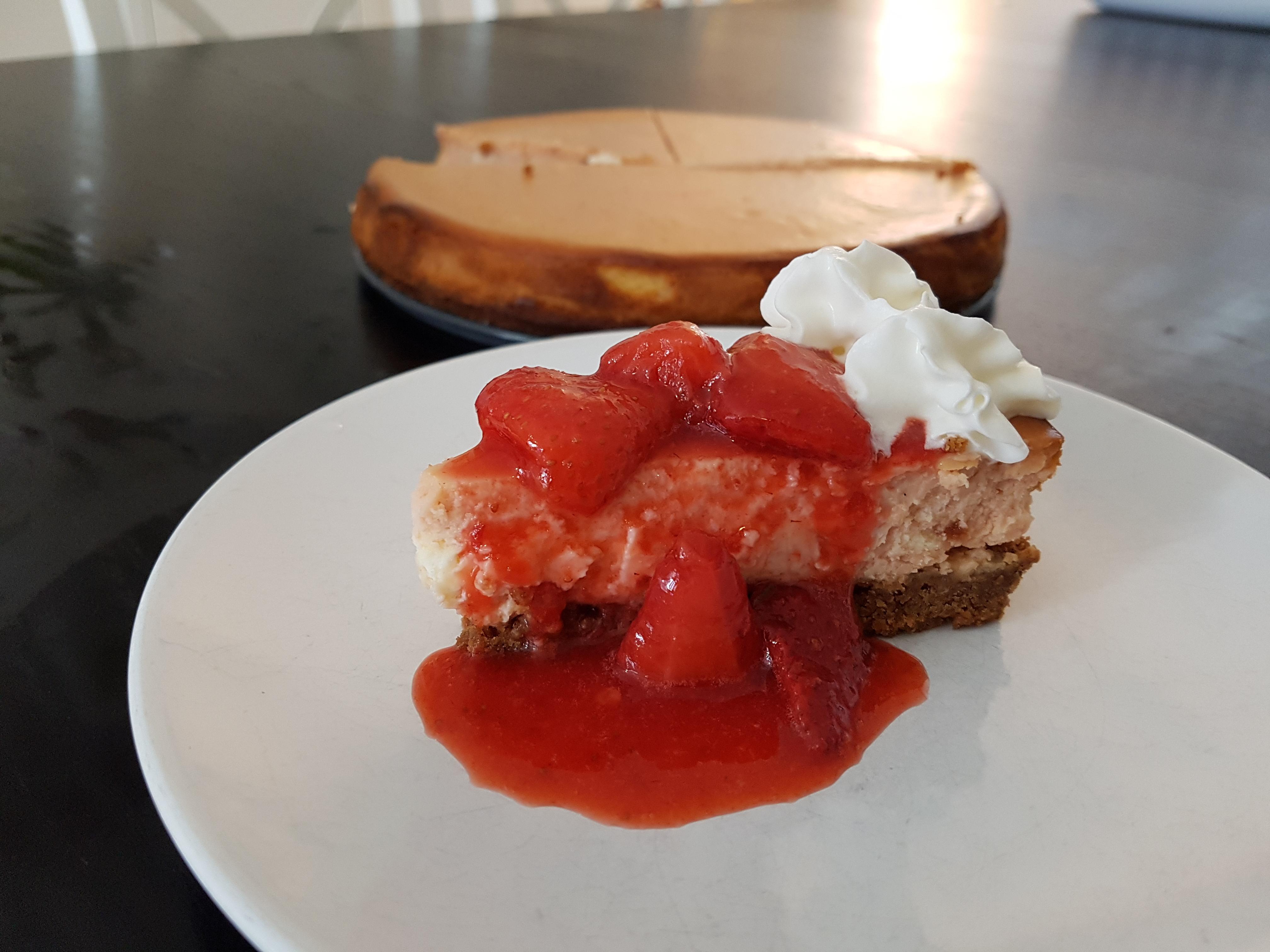 [Homemade] Guava Cheesecake with Strawberry and Guava topping. r/food