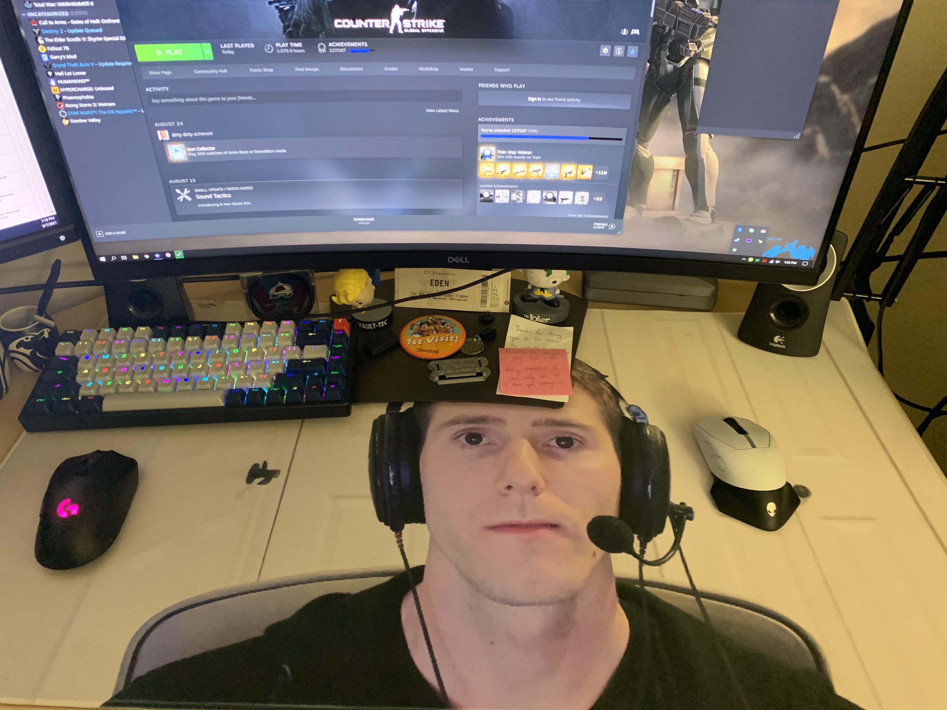 Sad Linus Desk pad looks amazing!!! r/LinusTechTips