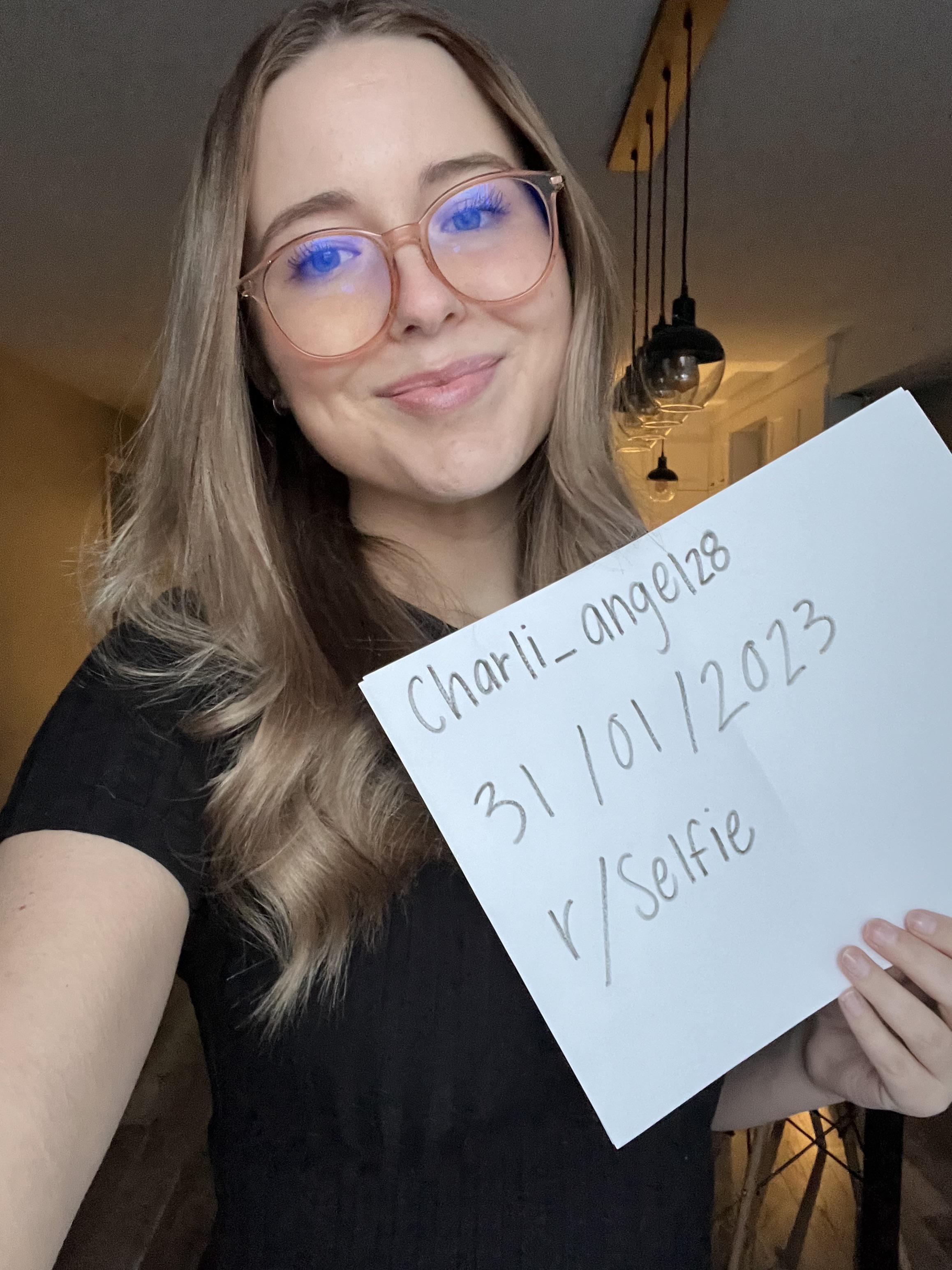 Verification picture ( Over 18 ) : selfie