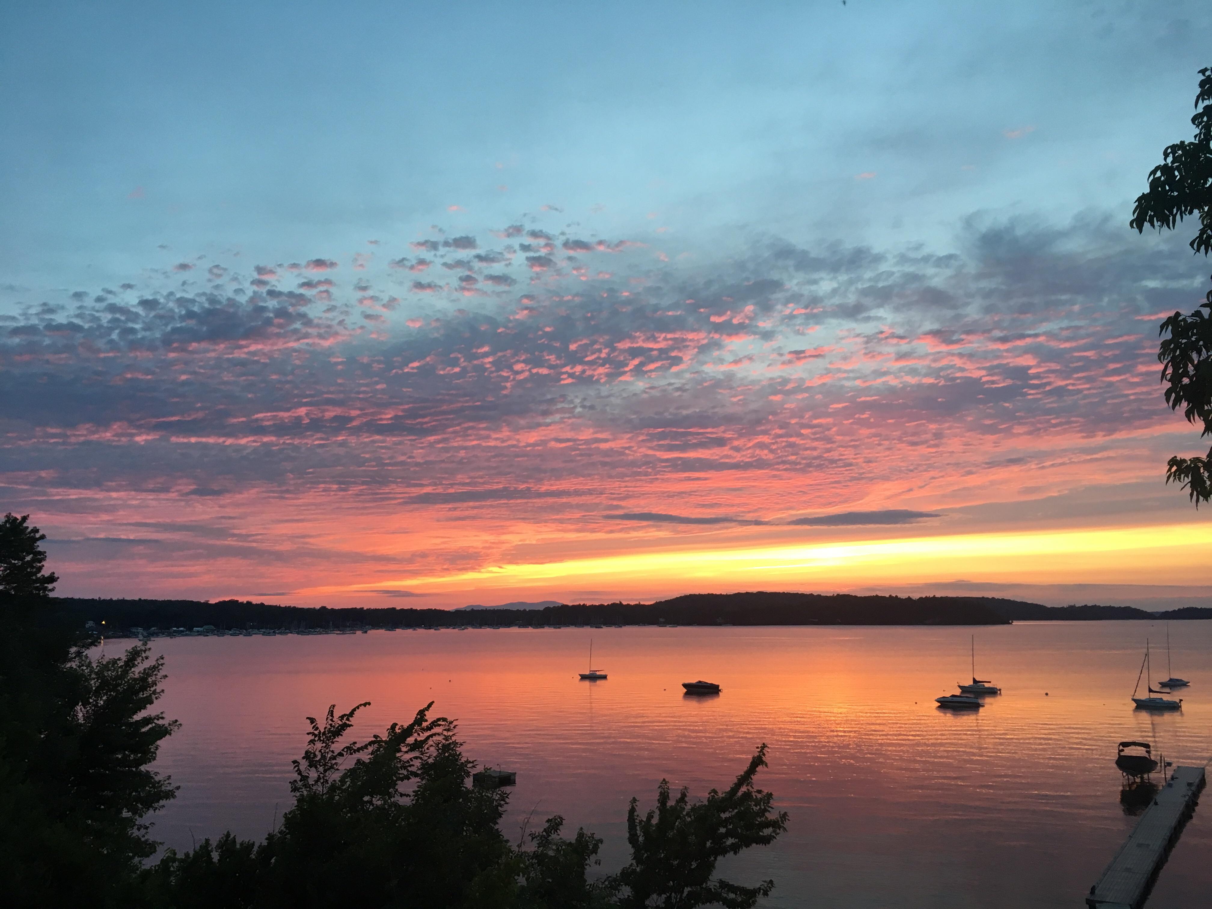 Beautiful sunset over Malletts Bay last night r/vermont