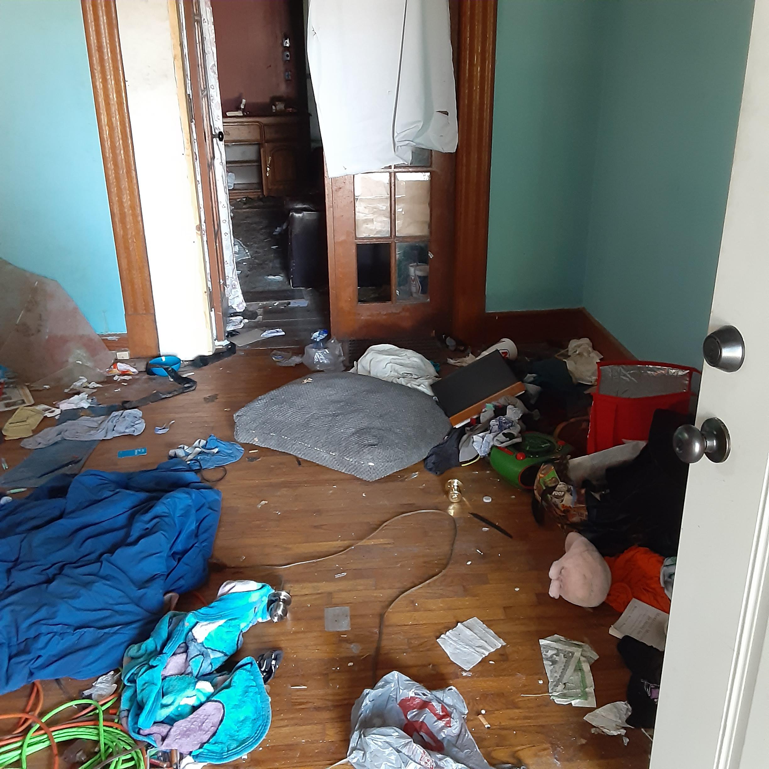 I own a trap house. So many spoons and yet no cereal bowls r