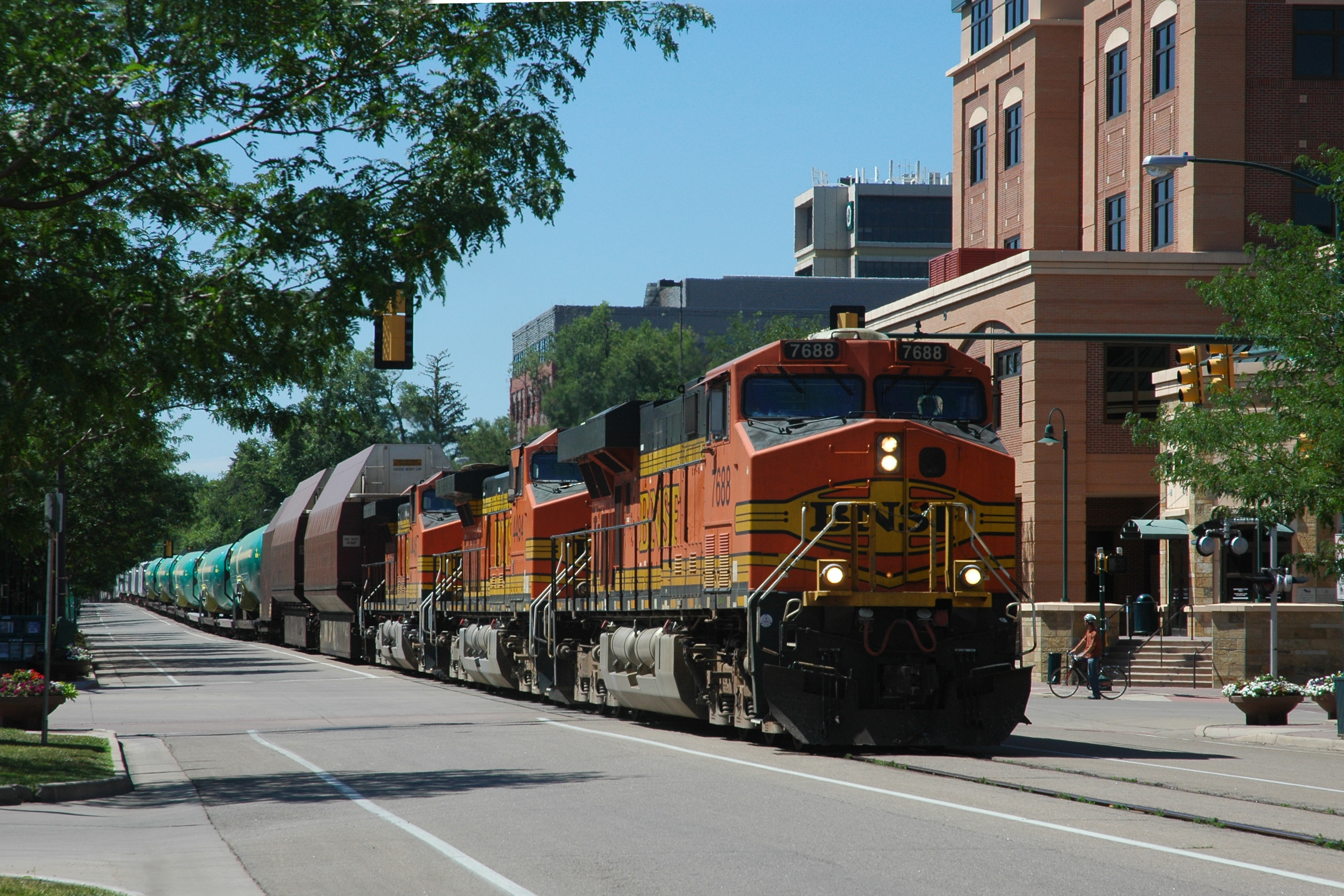 BNSF 7688 Runs Down Mason Street in Fort Collins, CO with a Boeing 737