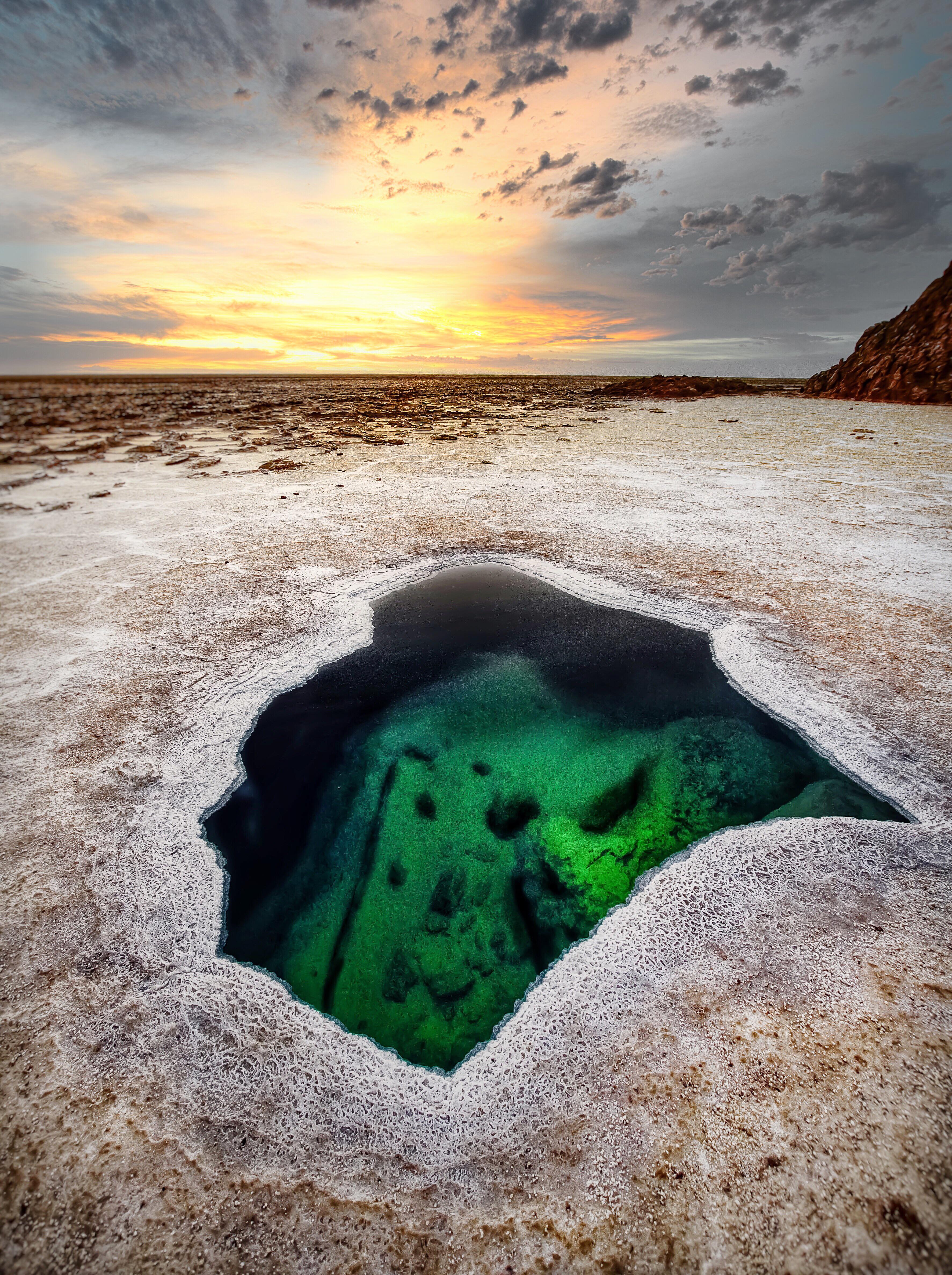 The „Swimming Pool“, a hole in a salt lake in the Danakil Desert, Ethiopia [4000×6000