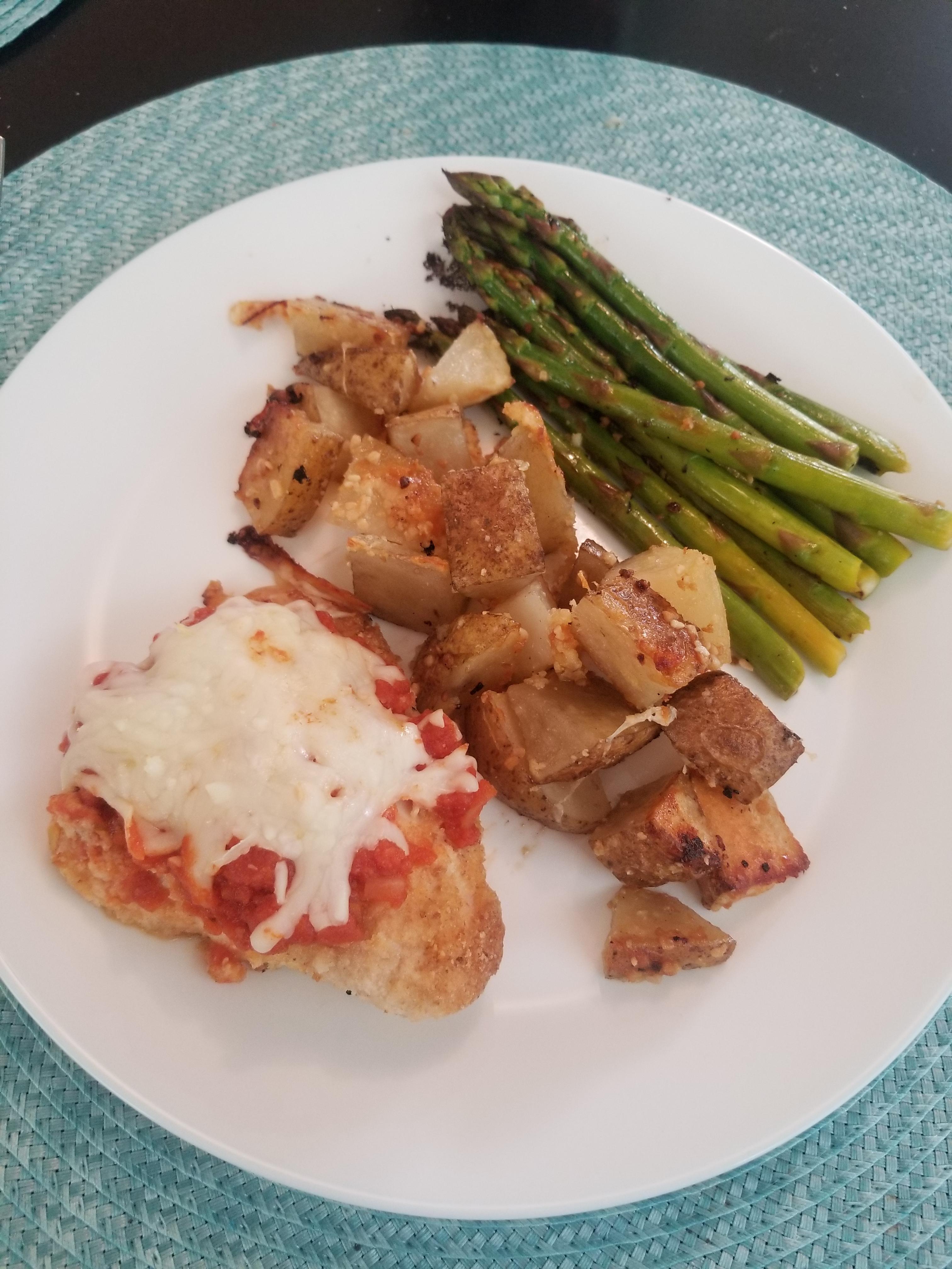 408 calories for this delicious dinner! Skinnytaste chicken parmesan