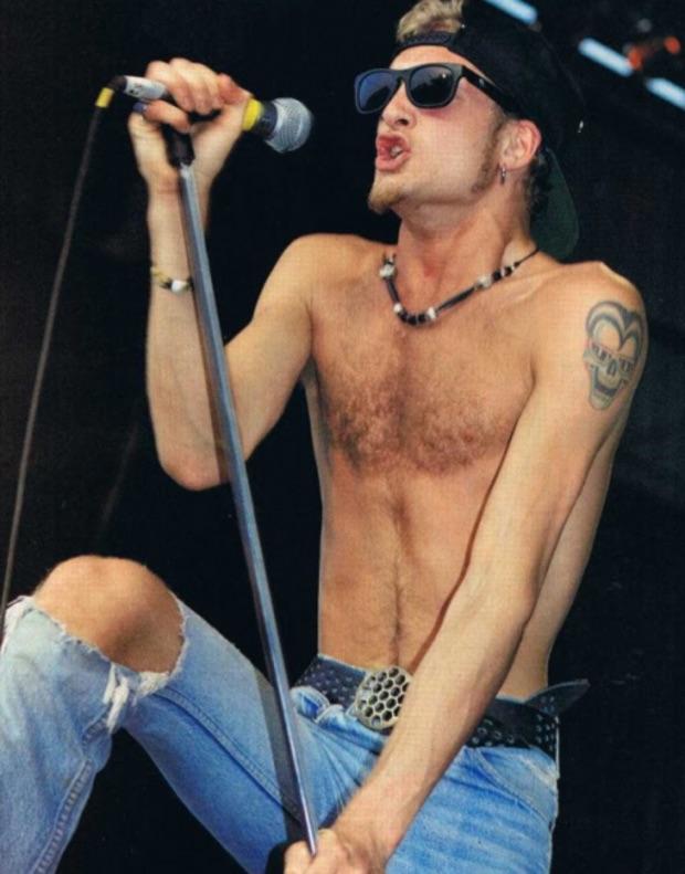 16 years ago today we lost the greatest vocalist of all time. RIP Layne Staley r/AliceInChains