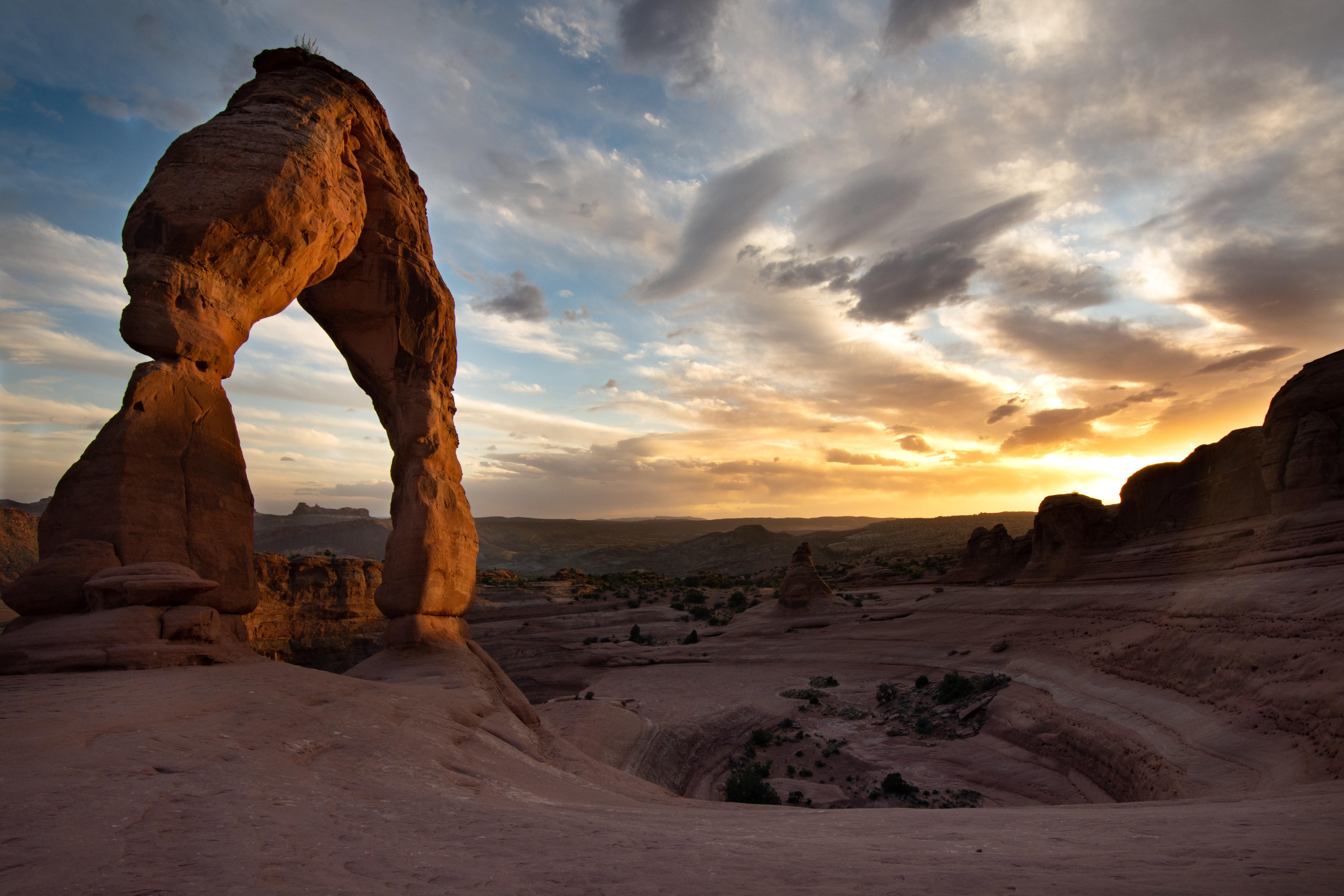 Delicate Arch at sunset in Arches National Park [OC] (6000x4000) r/EarthPorn