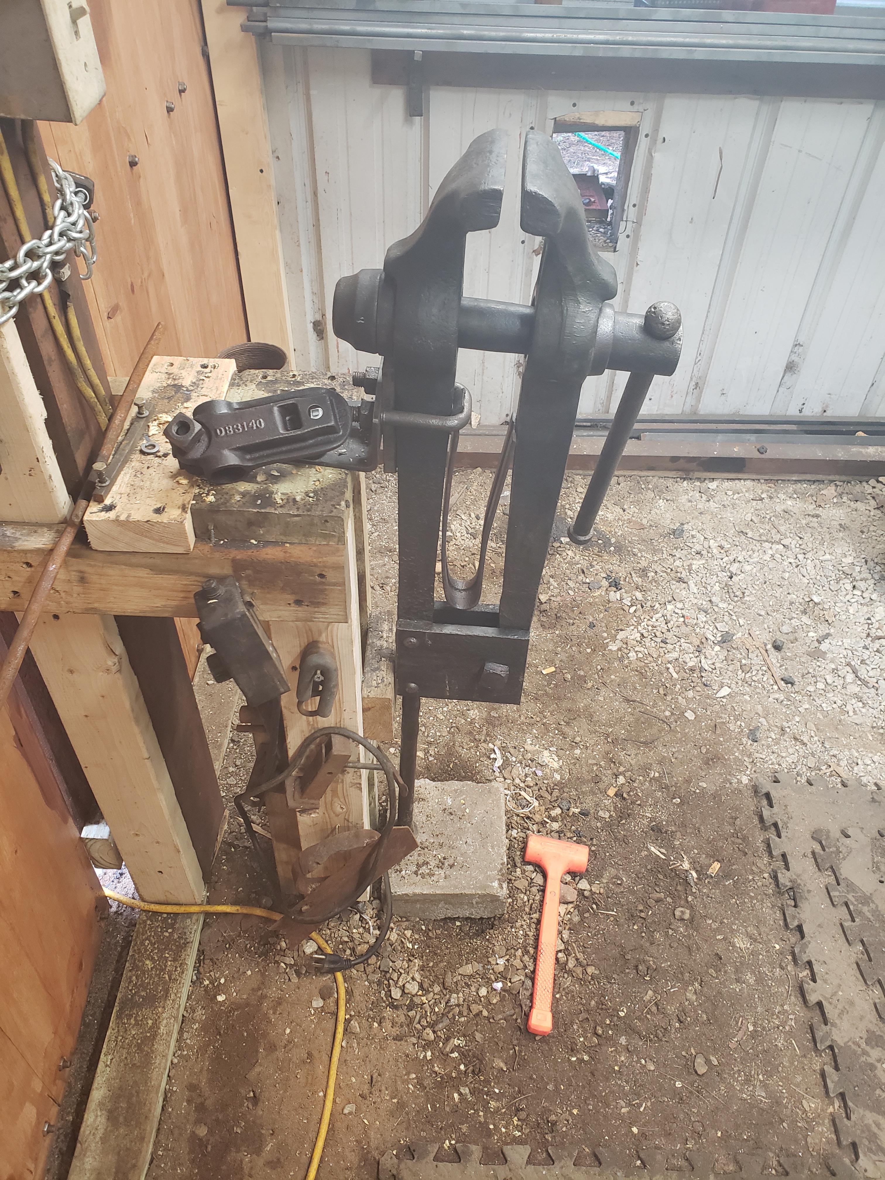 I picked up this columbian 70lb post vise yesterday. I did a full tear